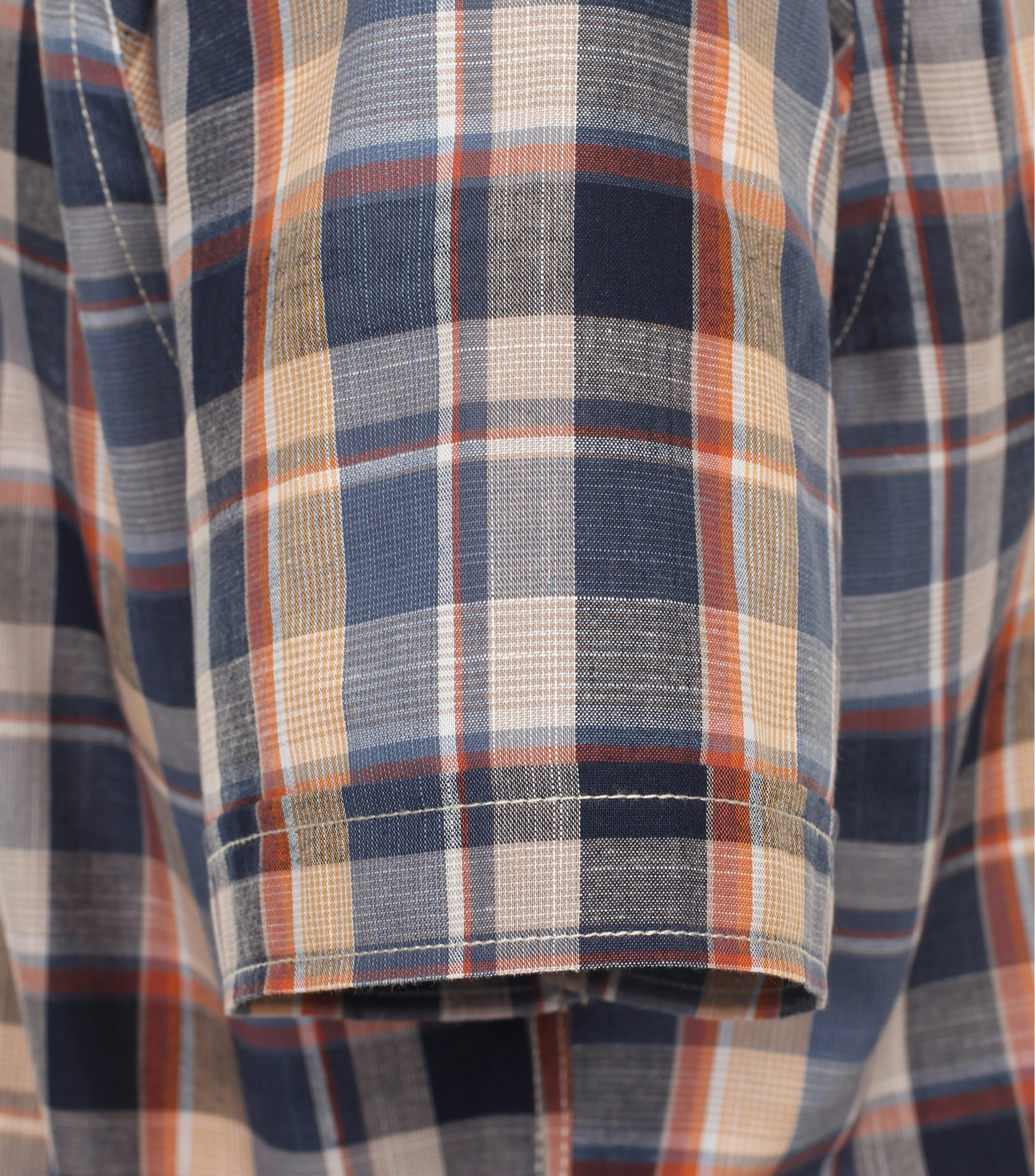 Ein Freizeithemd im kariert Muster in der Farbe Dunkelblau