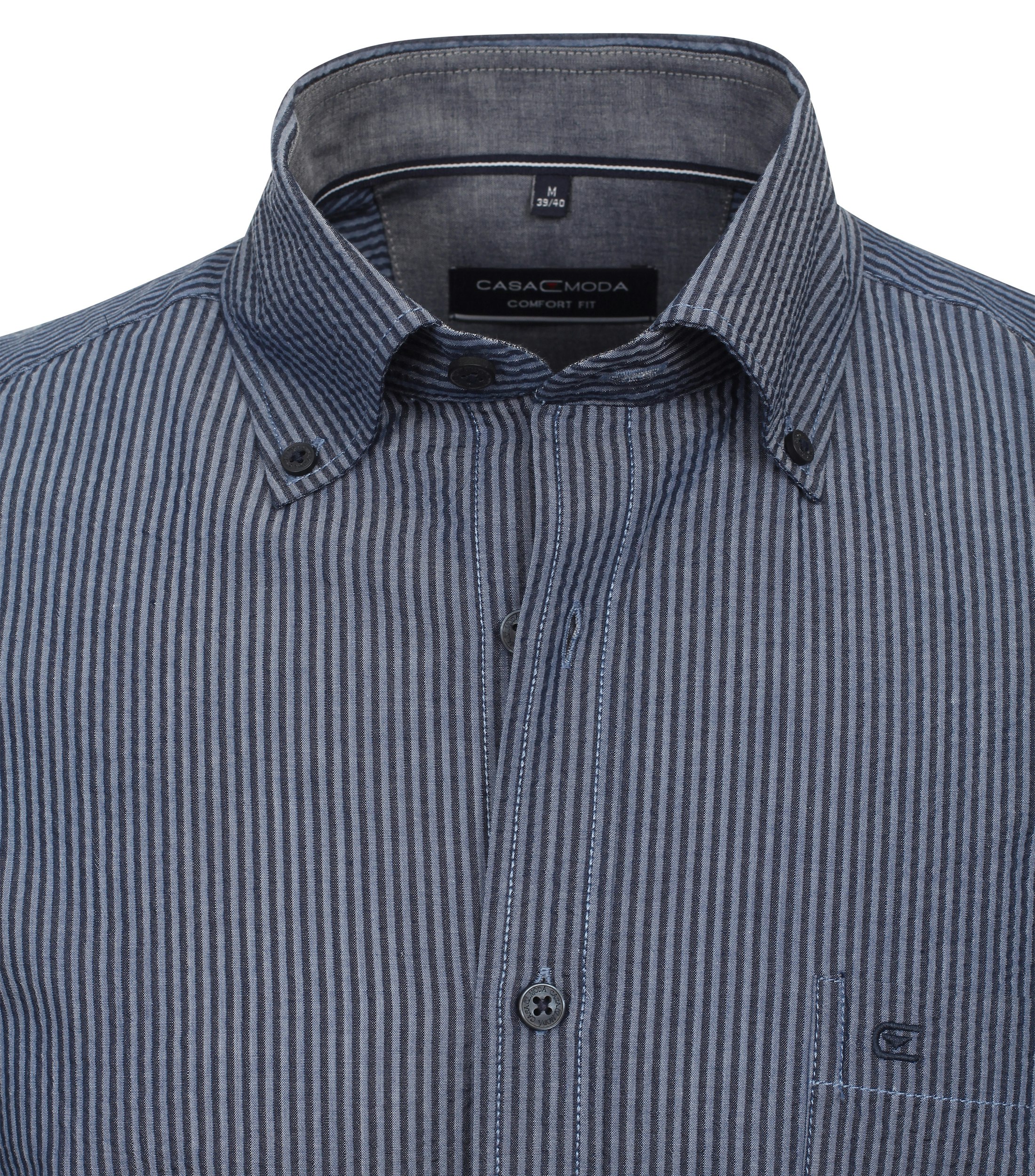 Ein Freizeithemd im gestreift Muster in der Farbe Mittelblau