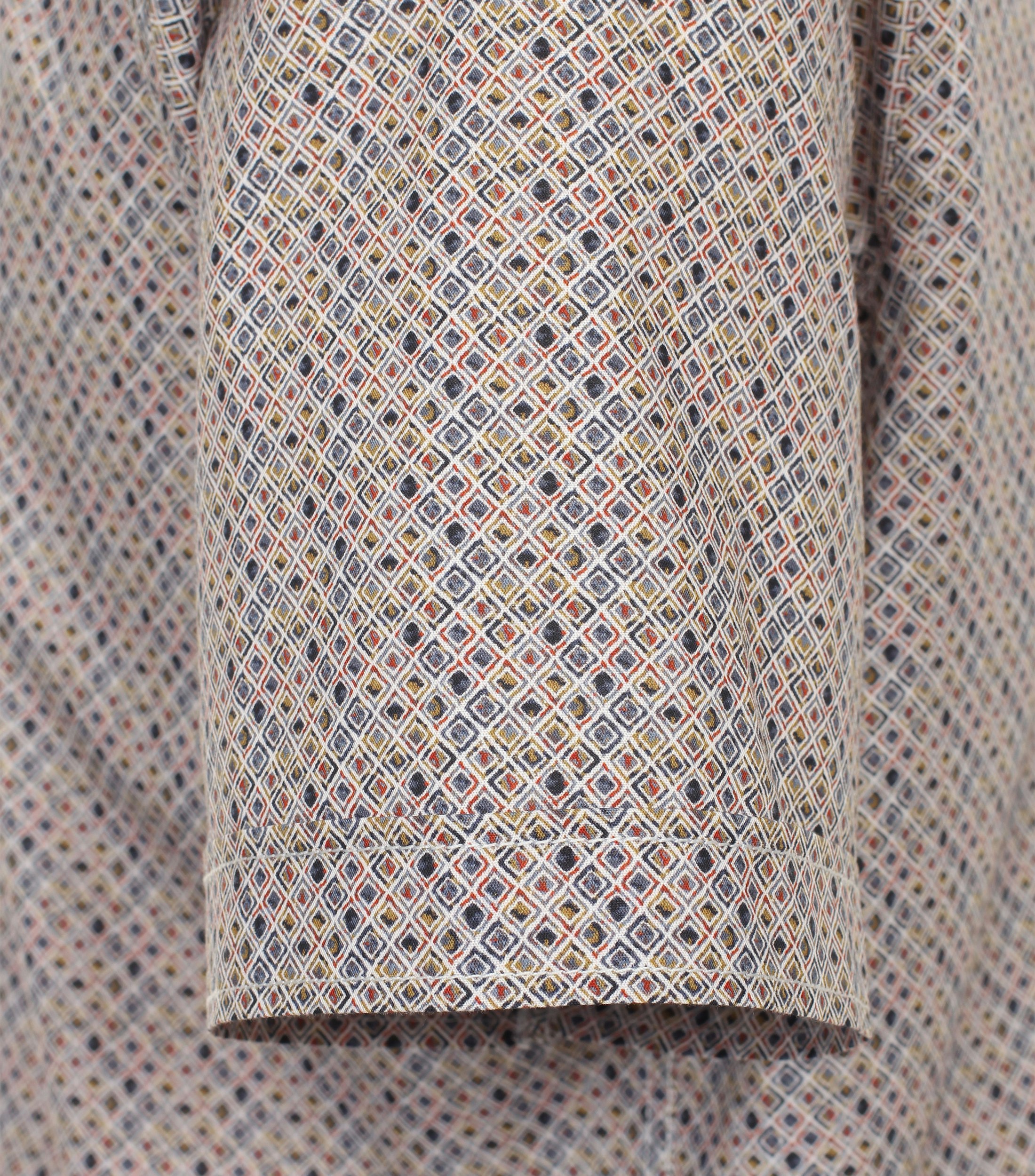 Ein Freizeithemd im Print Muster in der Farbe Braun