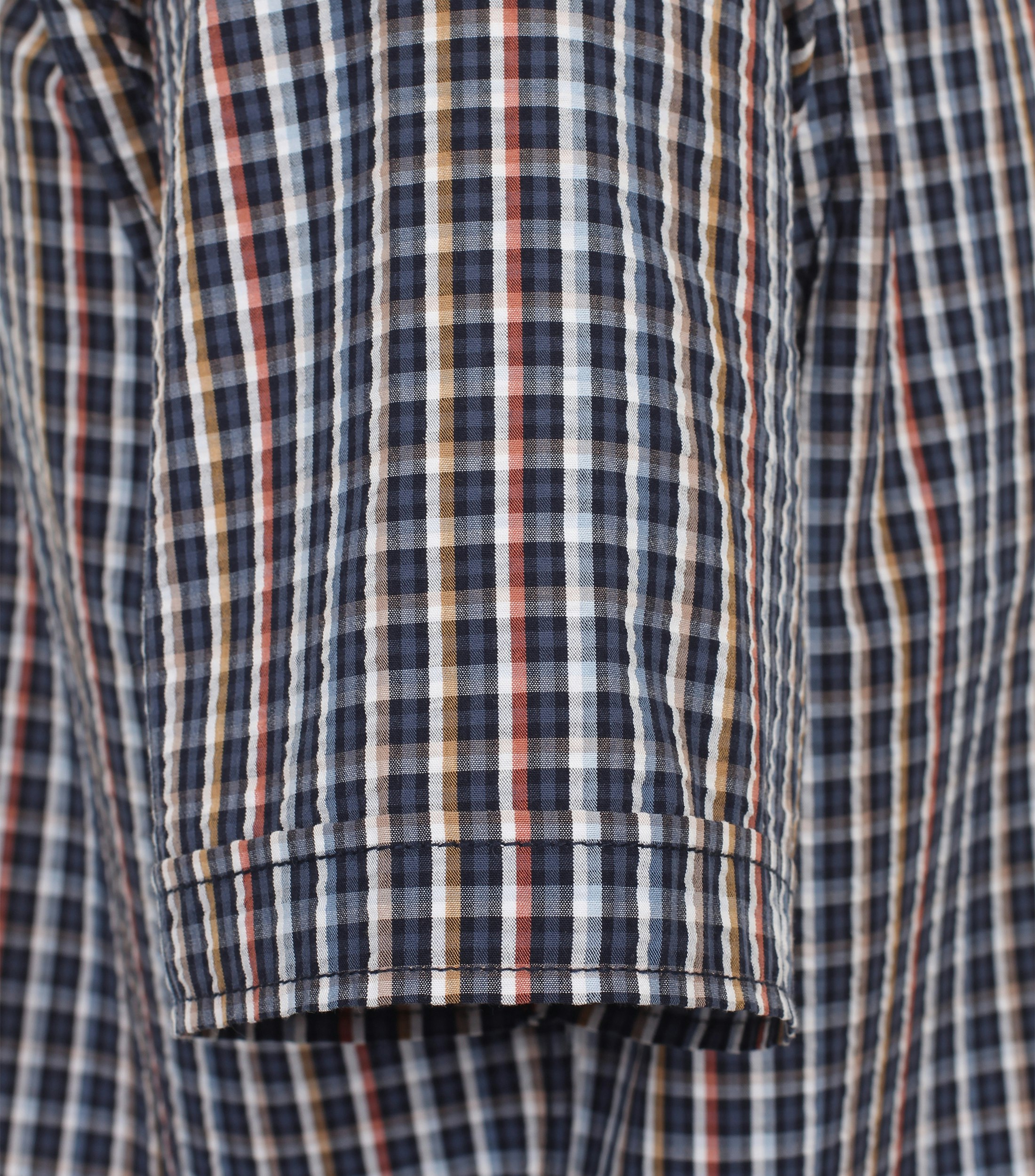 Ein Freizeithemd im kariert Muster in der Farbe Dunkelblau
