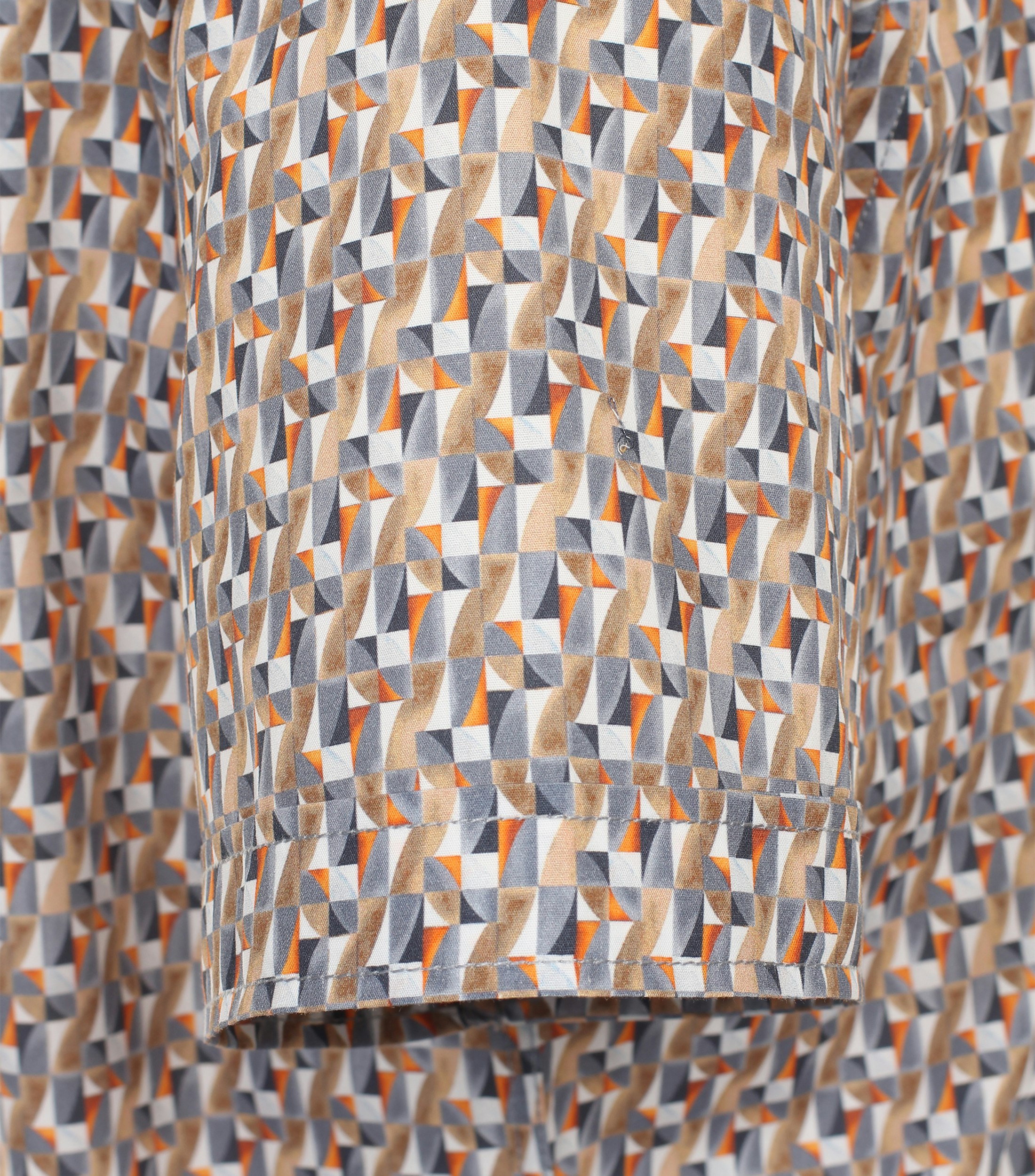 Ein Freizeithemd im Print Muster in der Farbe Orange