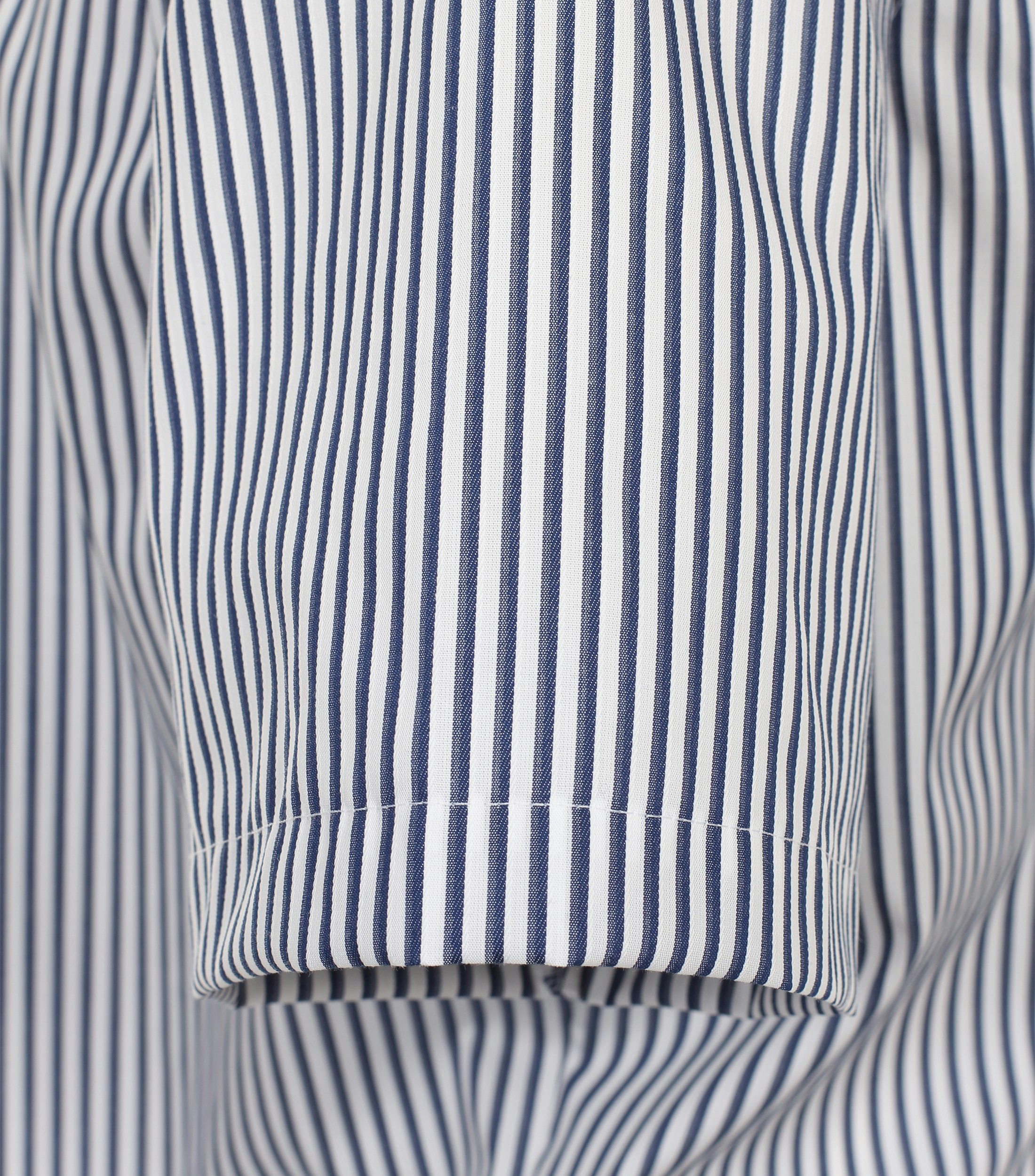 Ein Businesshemd im gestreift Muster in der Farbe Dunkelblau