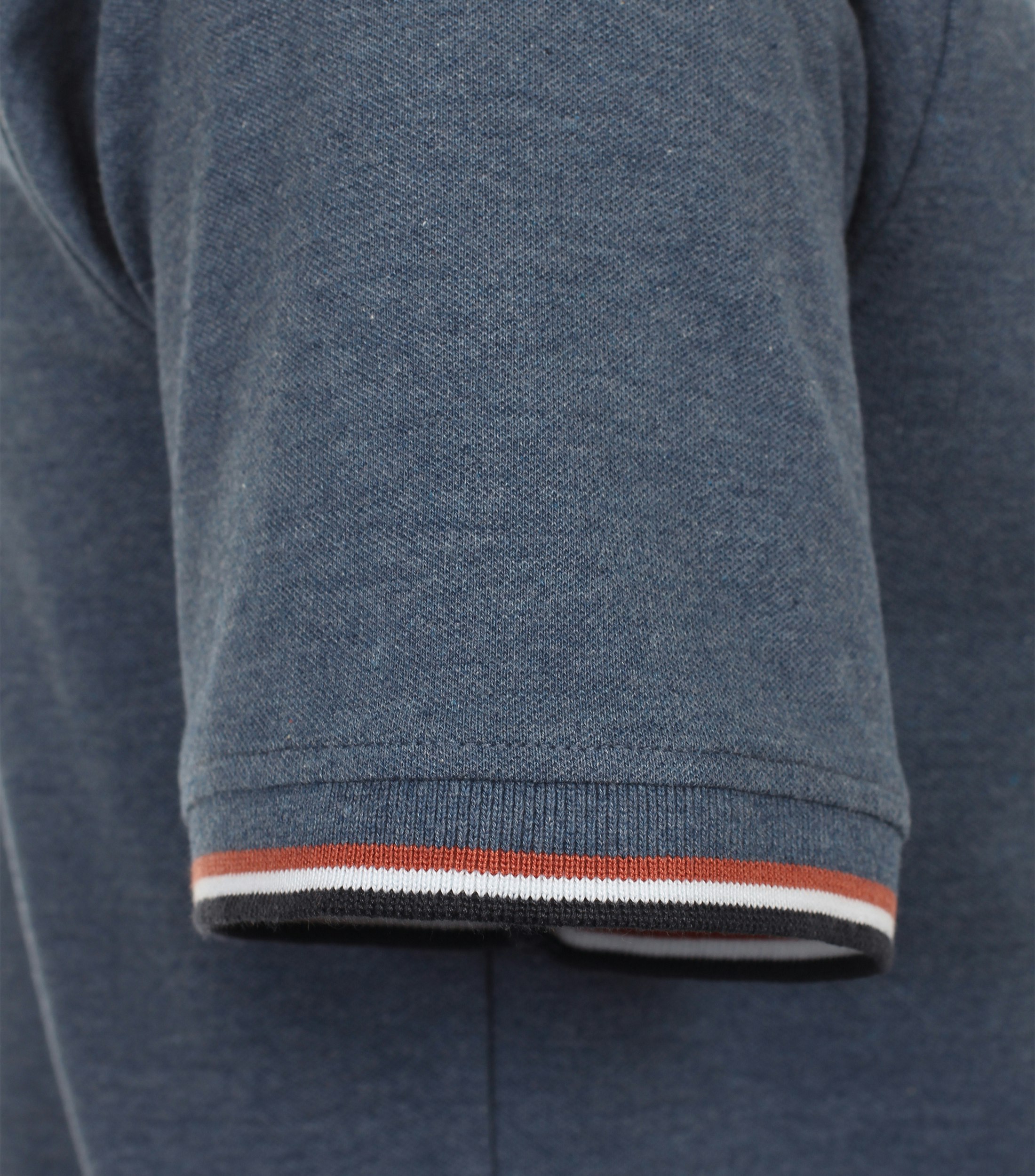 Ein Polo-Shirt im uni Muster in der Farbe Mittelblau