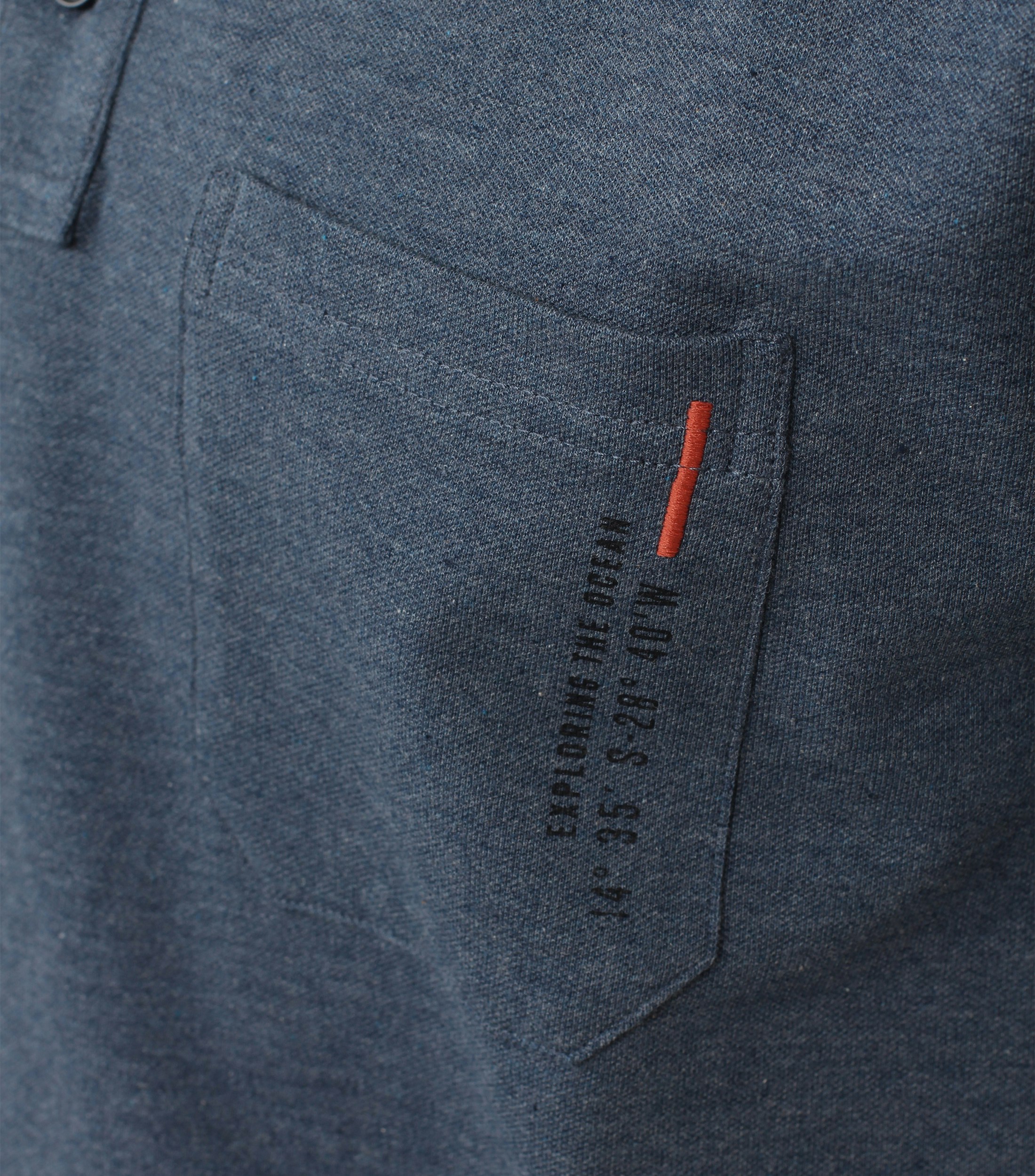 Ein Polo-Shirt im uni Muster in der Farbe Mittelblau