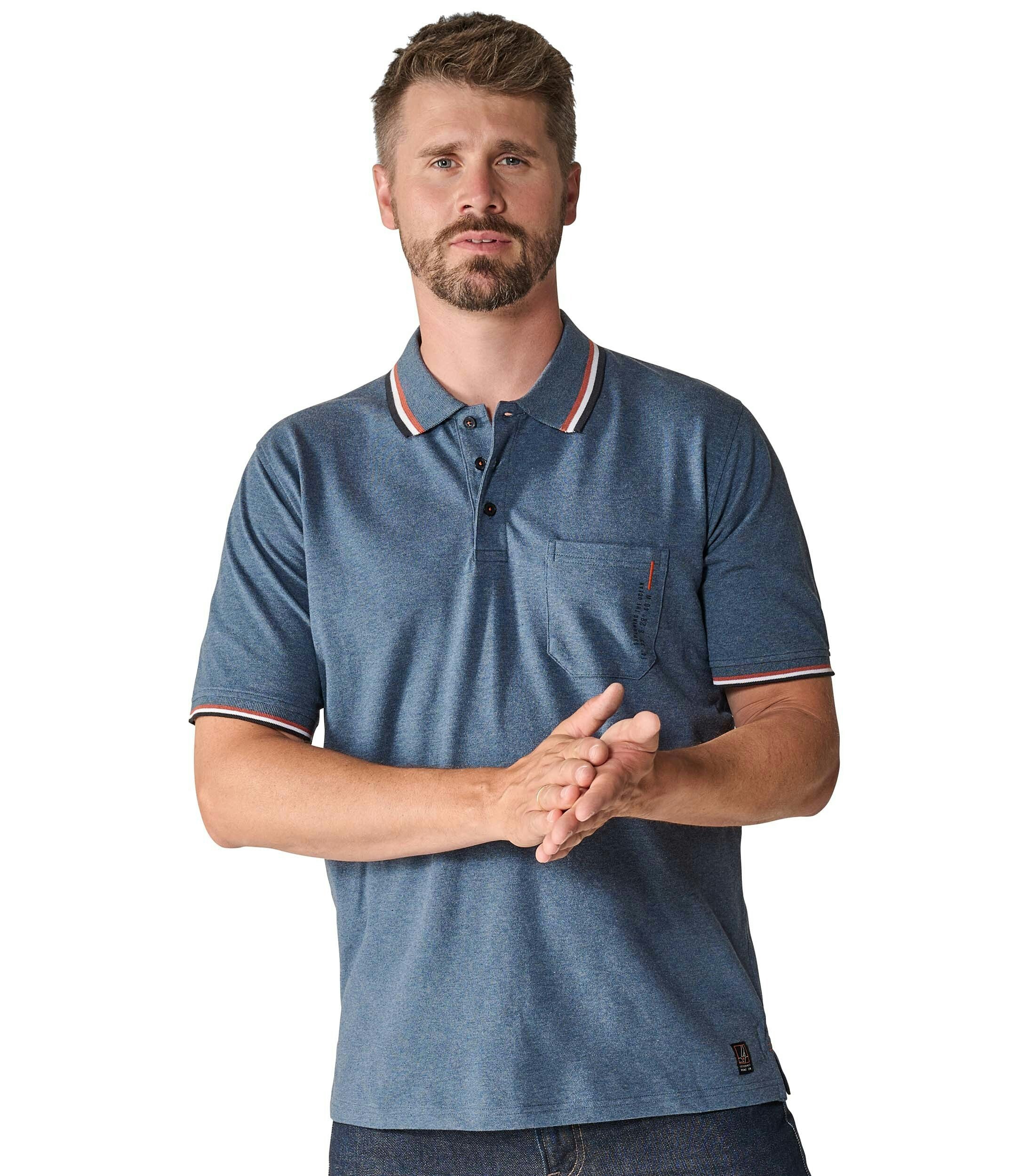 Ein Polo-Shirt im uni Muster in der Farbe Mittelblau