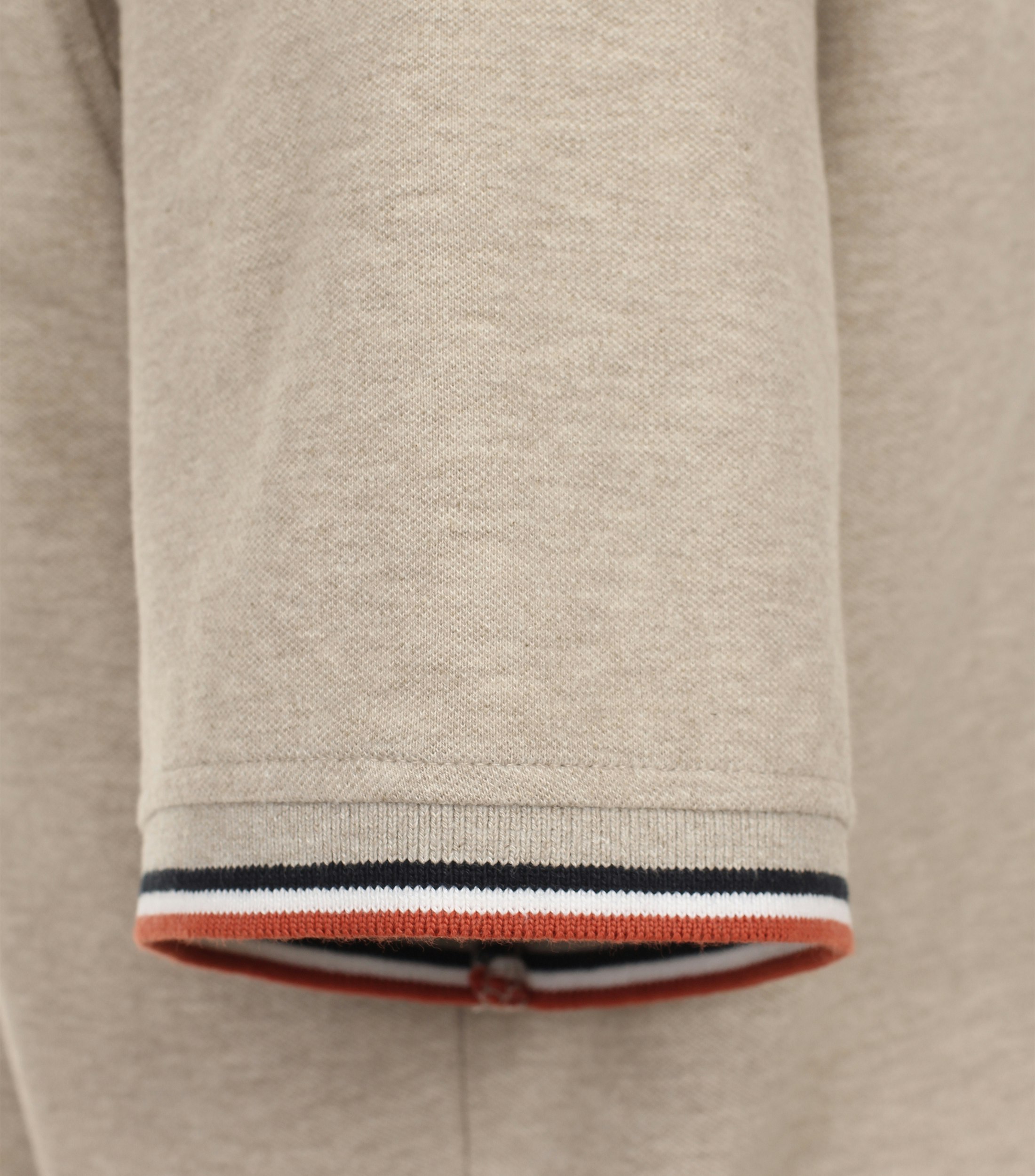 Ein Polo-Shirt im uni Muster in der Farbe Beige