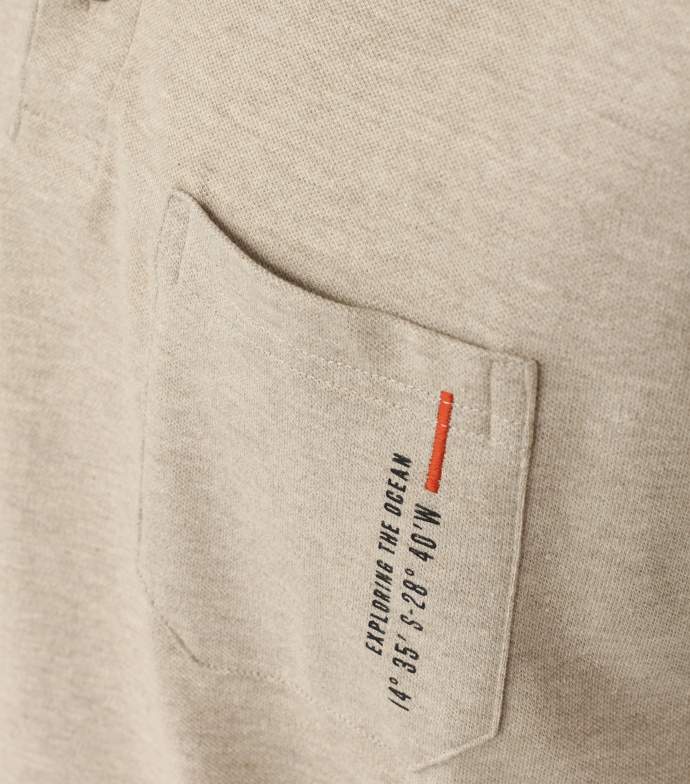 Ein Polo-Shirt im uni Muster in der Farbe Beige