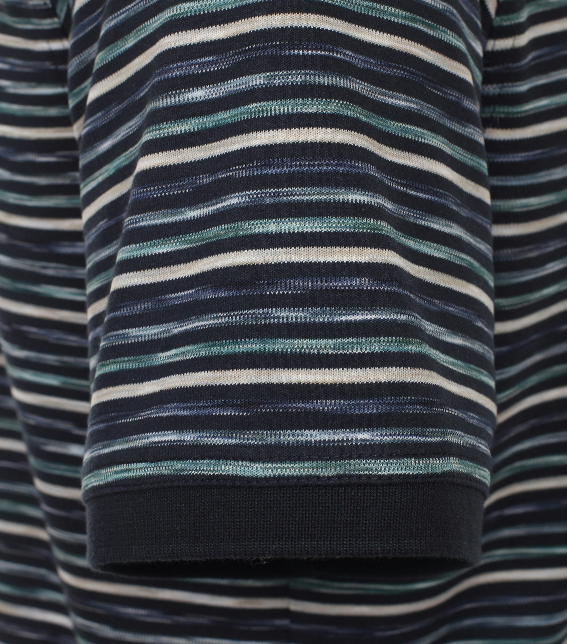 Ein Polo-Shirt im gestreift Muster in der Farbe Mittelblau