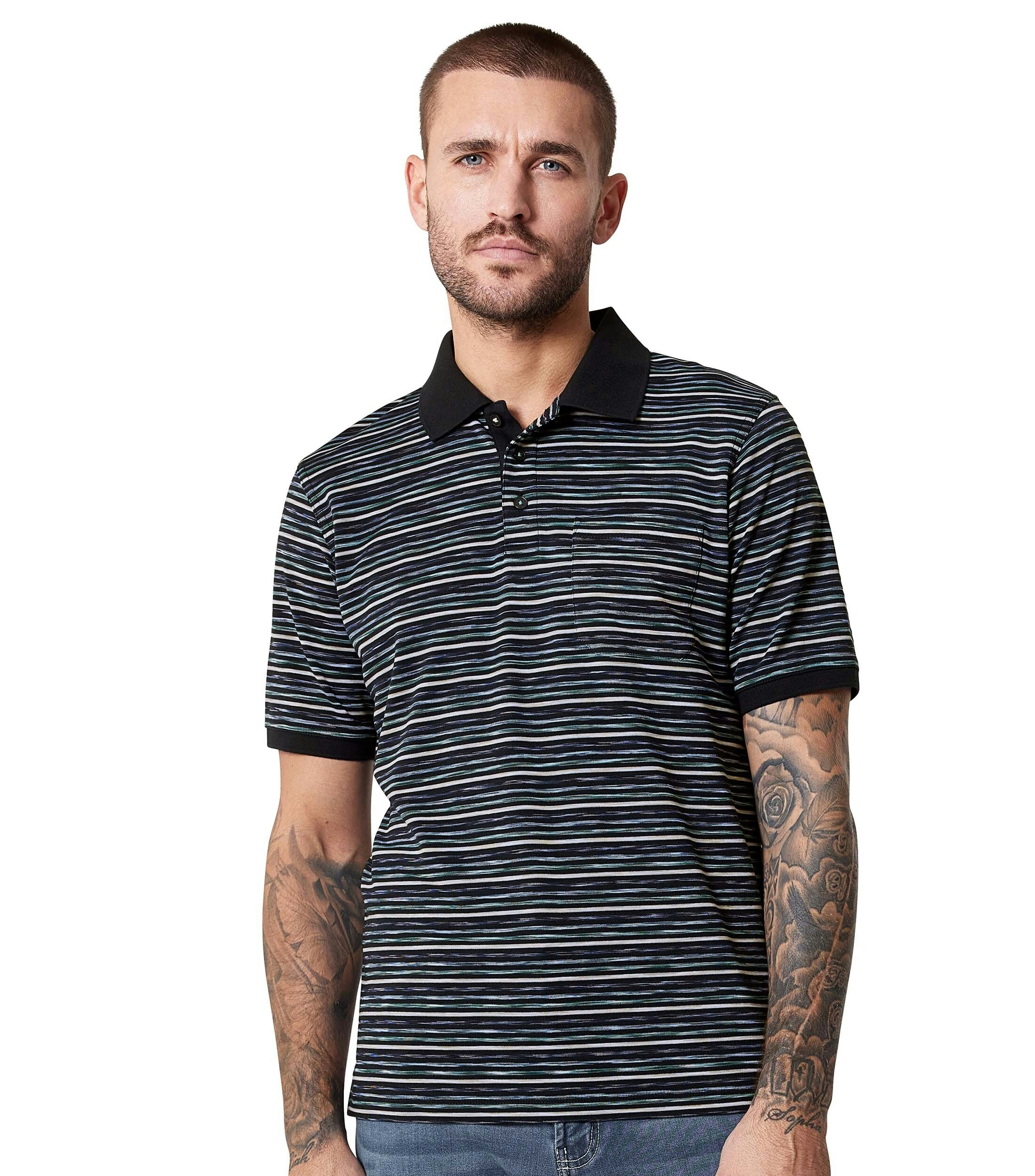 Ein Polo-Shirt im gestreift Muster in der Farbe Mittelblau