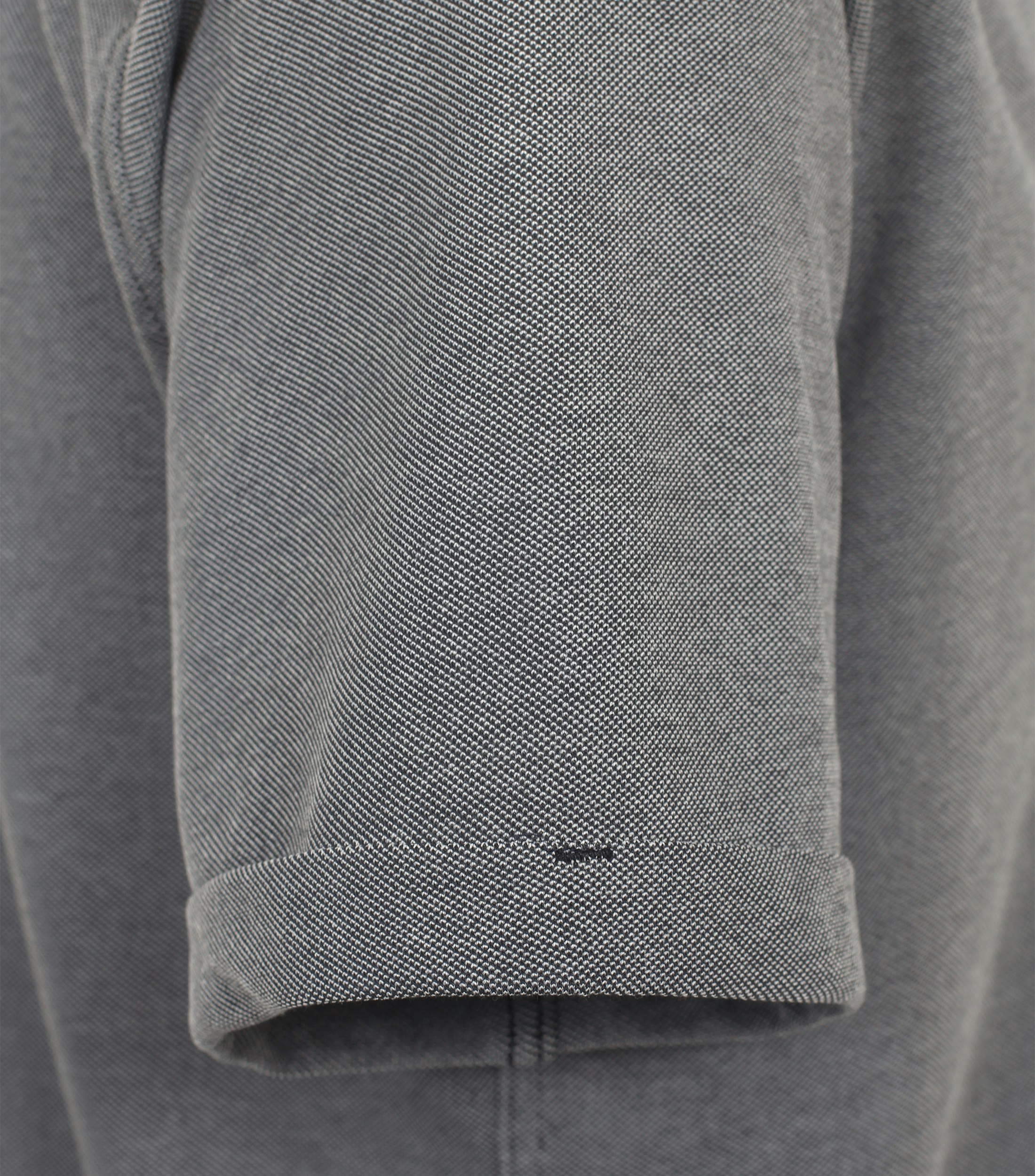 Ein Polo-Shirt im uni Muster in der Farbe Mittelblau