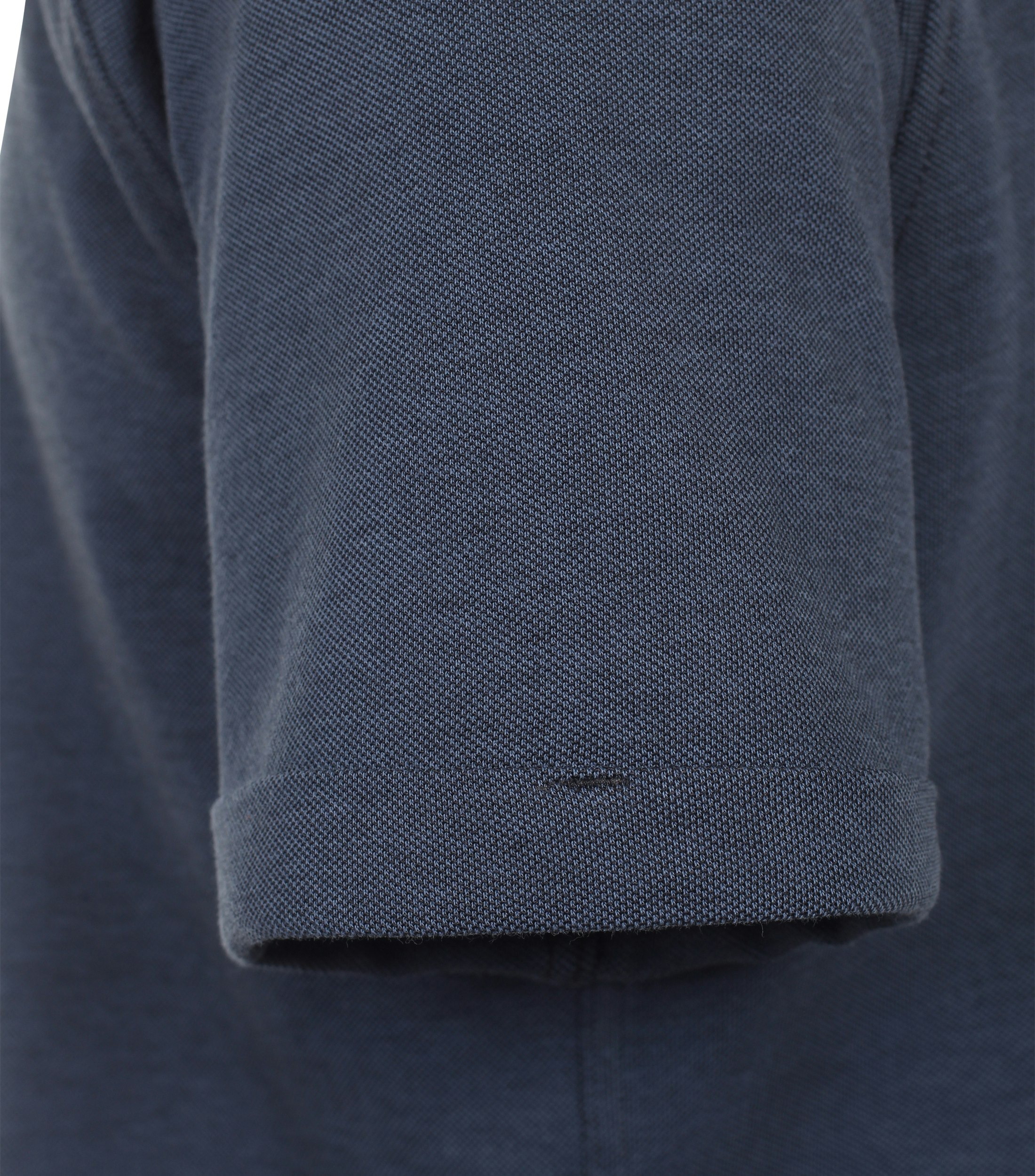 Ein Polo-Shirt im uni Muster in der Farbe Dunkelblau