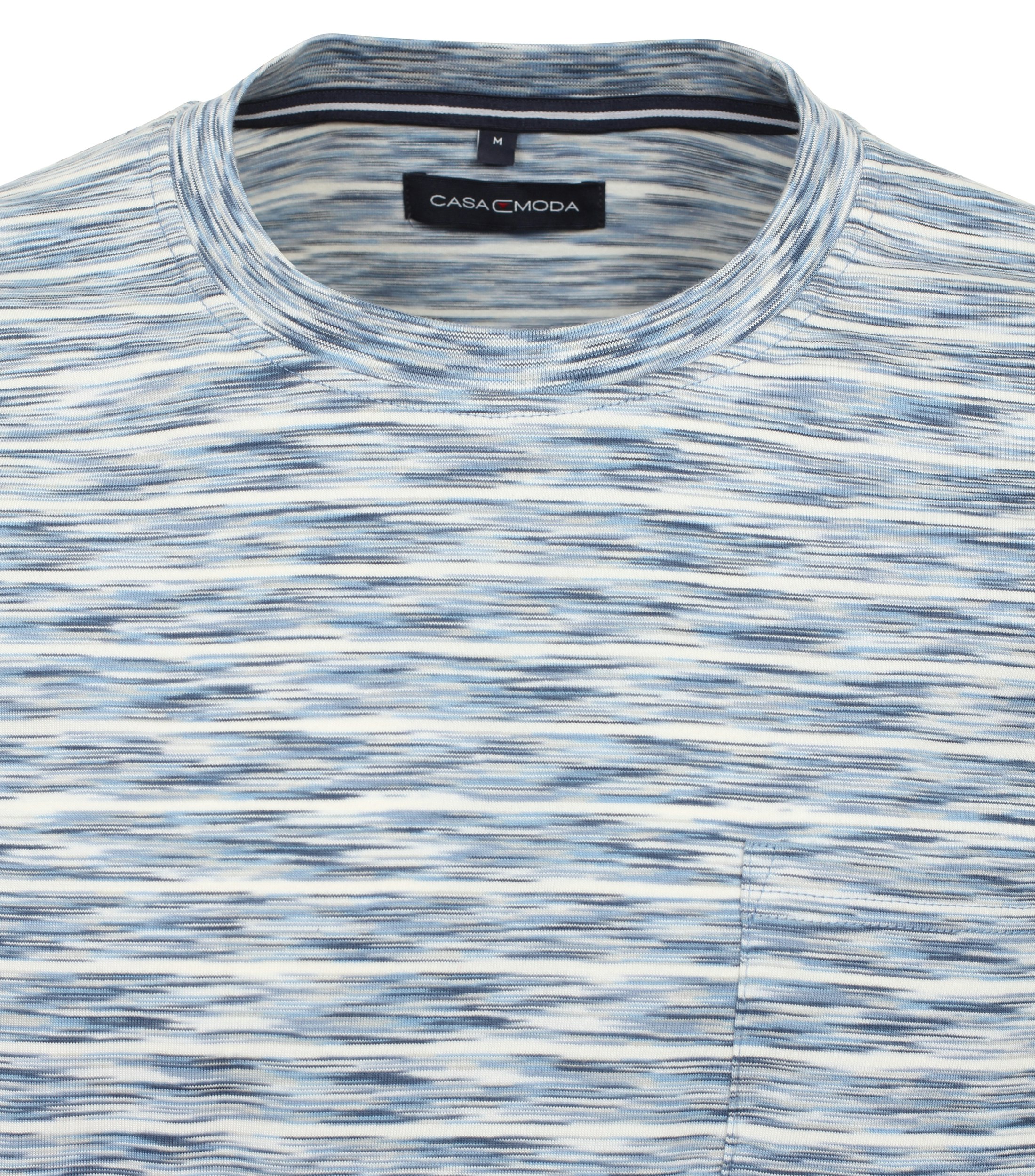 Ein T-Shirt im gestreift Muster in der Farbe Mittelblau