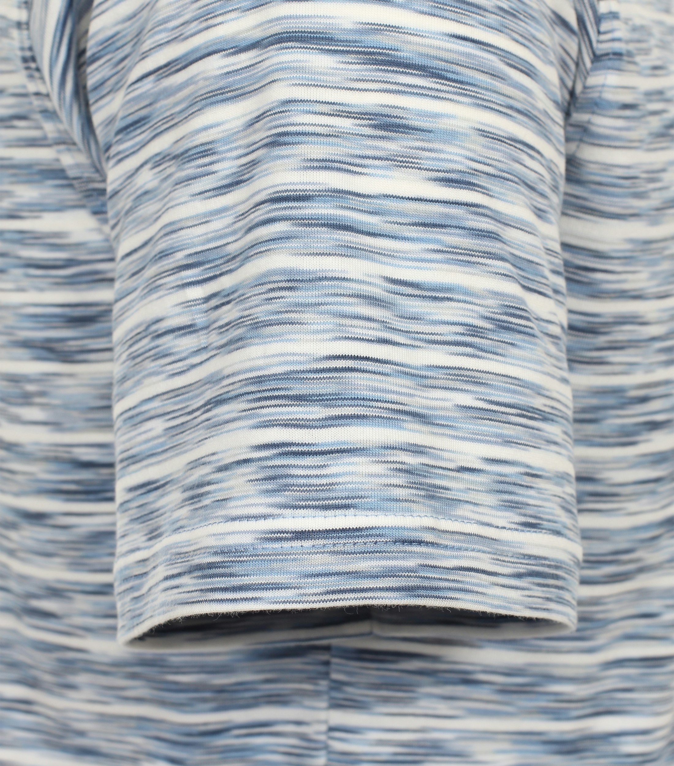 Ein T-Shirt im gestreift Muster in der Farbe Mittelblau