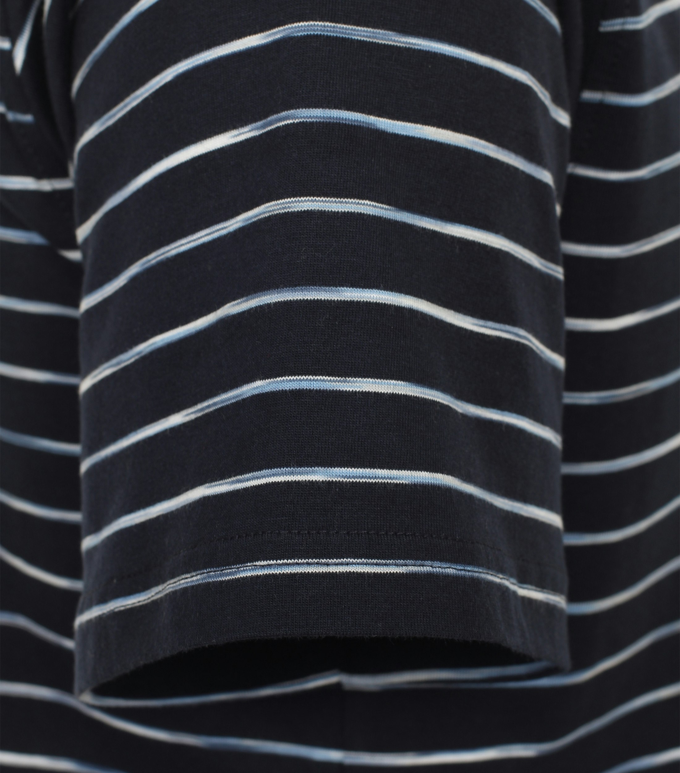 Ein T-Shirt im gestreift Muster in der Farbe Dunkelblau