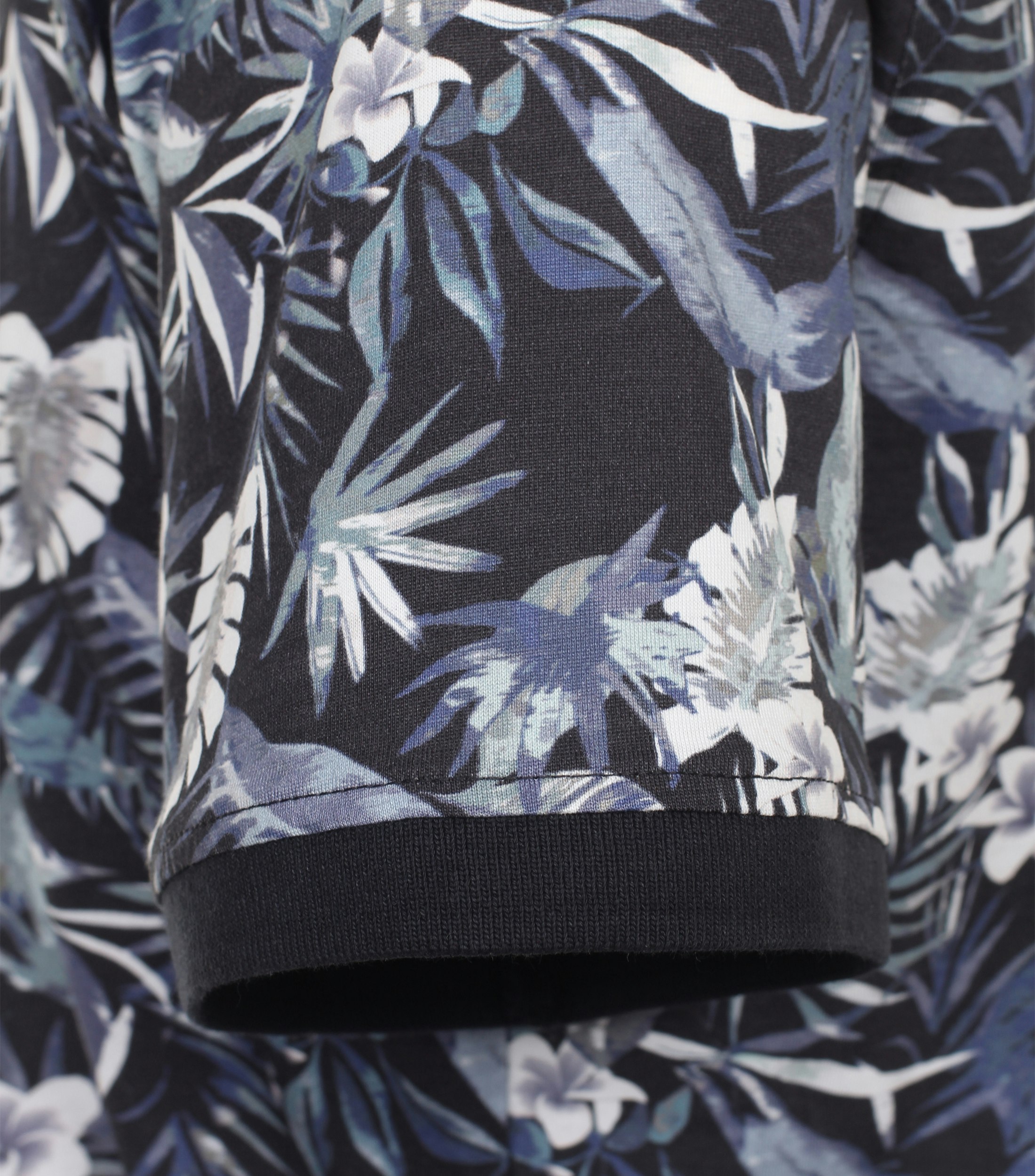 Ein Polo-Shirt im Print Muster in der Farbe Dunkelblau