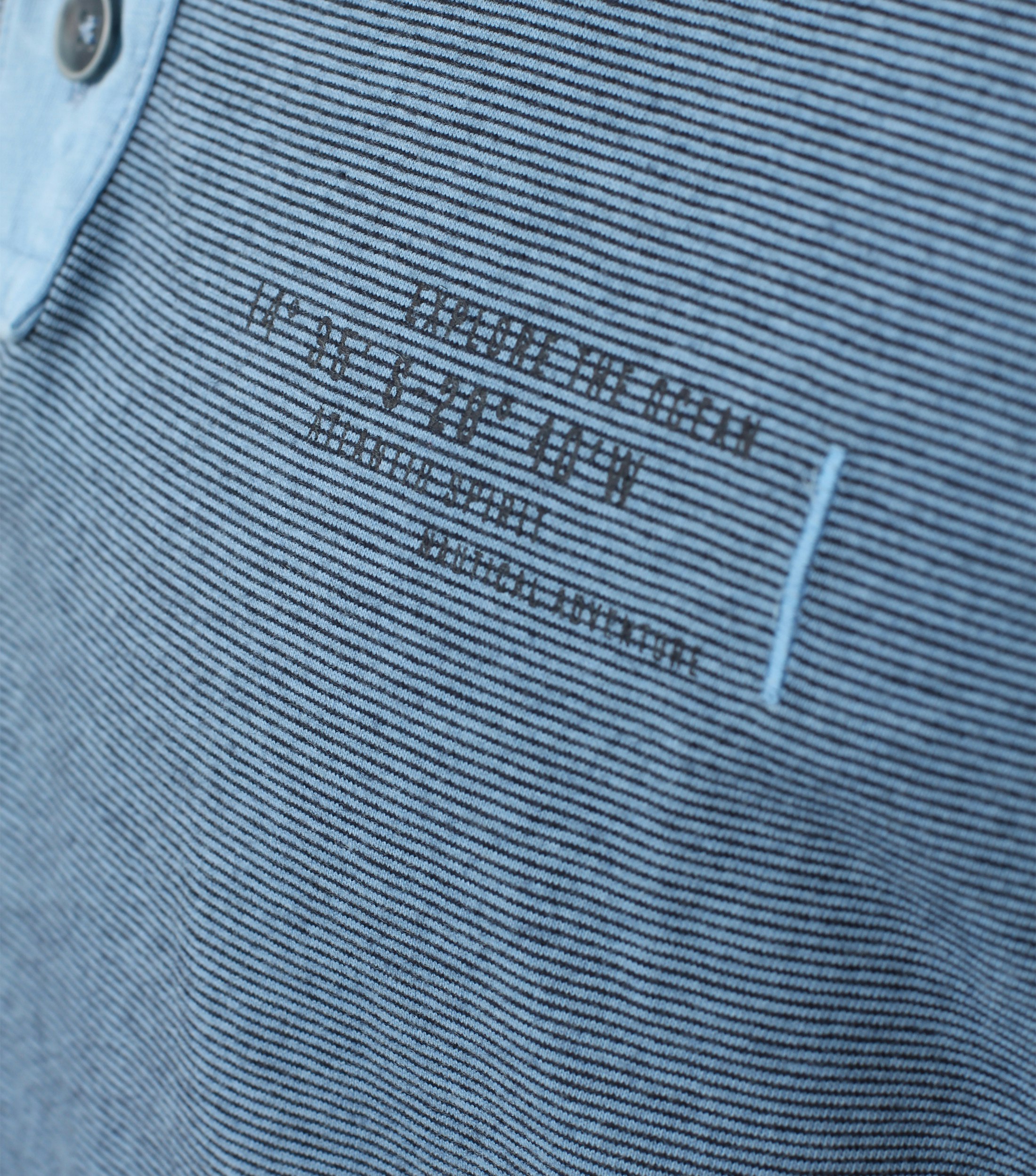 Ein Polo-Shirt im gestreift Muster in der Farbe Mittelblau