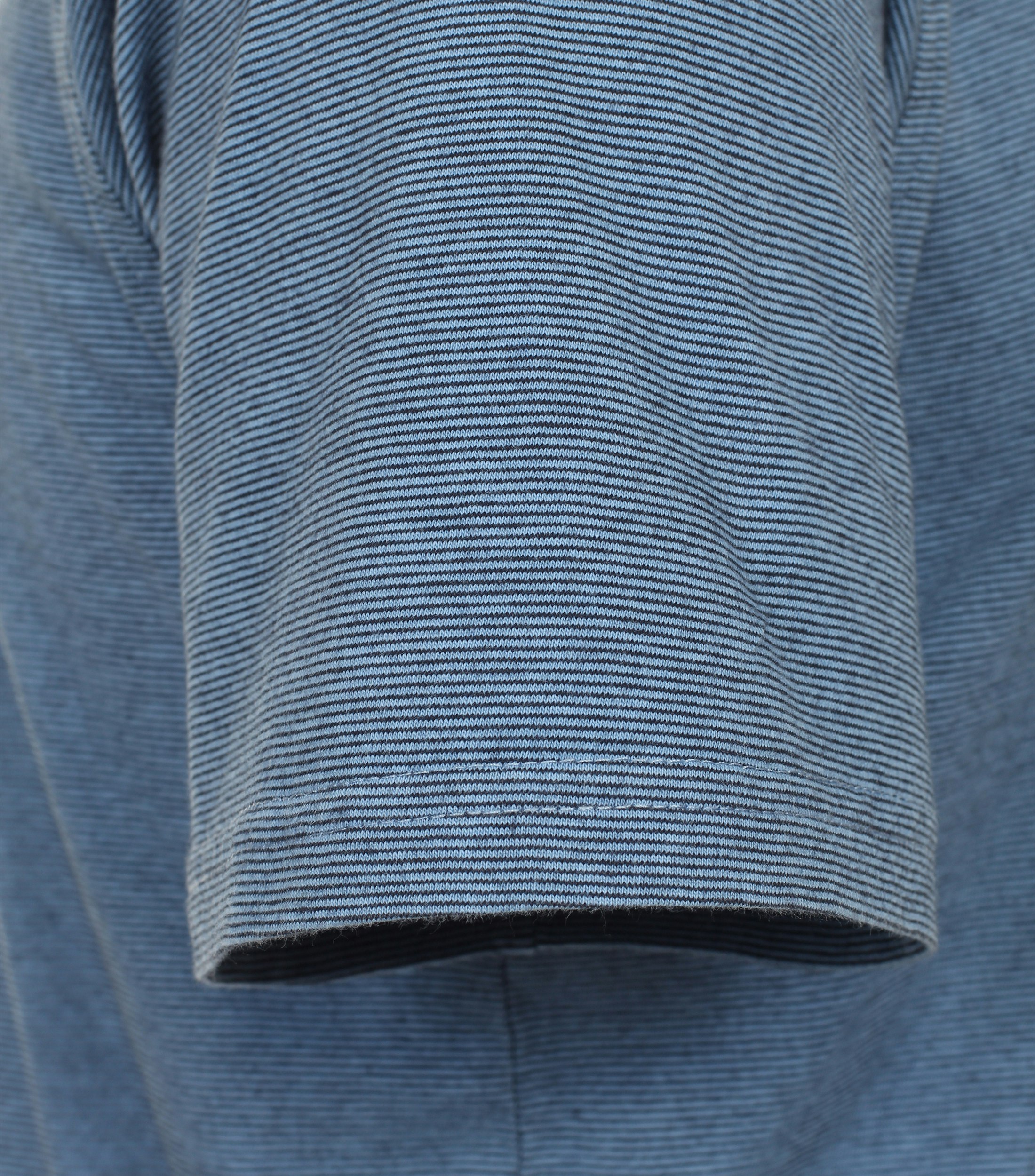 Ein Polo-Shirt im gestreift Muster in der Farbe Mittelblau