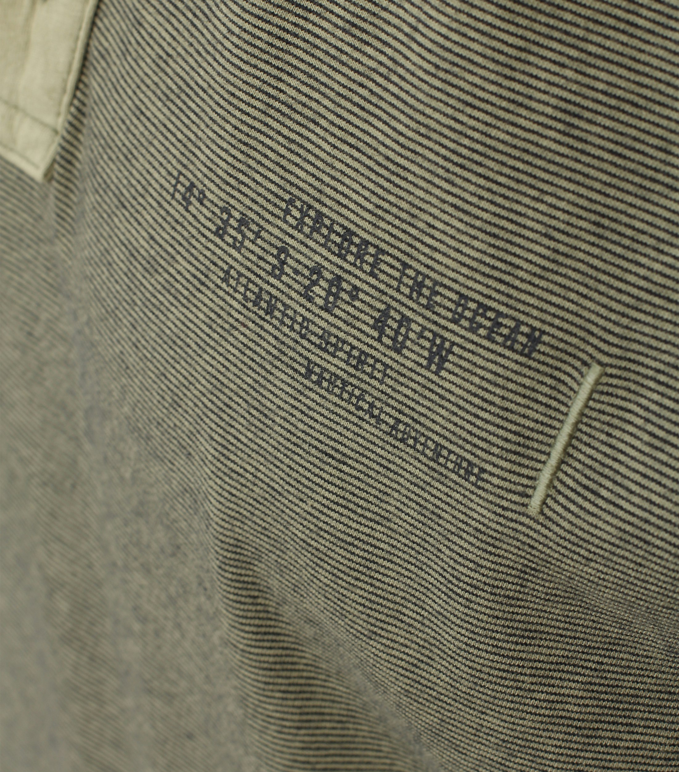 Ein Polo-Shirt im gestreift Muster in der Farbe Olive