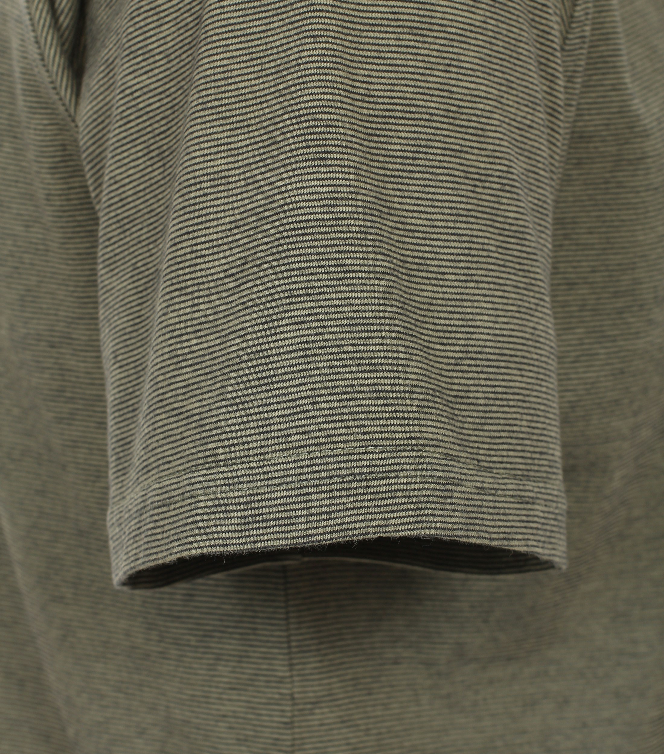 Ein Polo-Shirt im gestreift Muster in der Farbe Olive