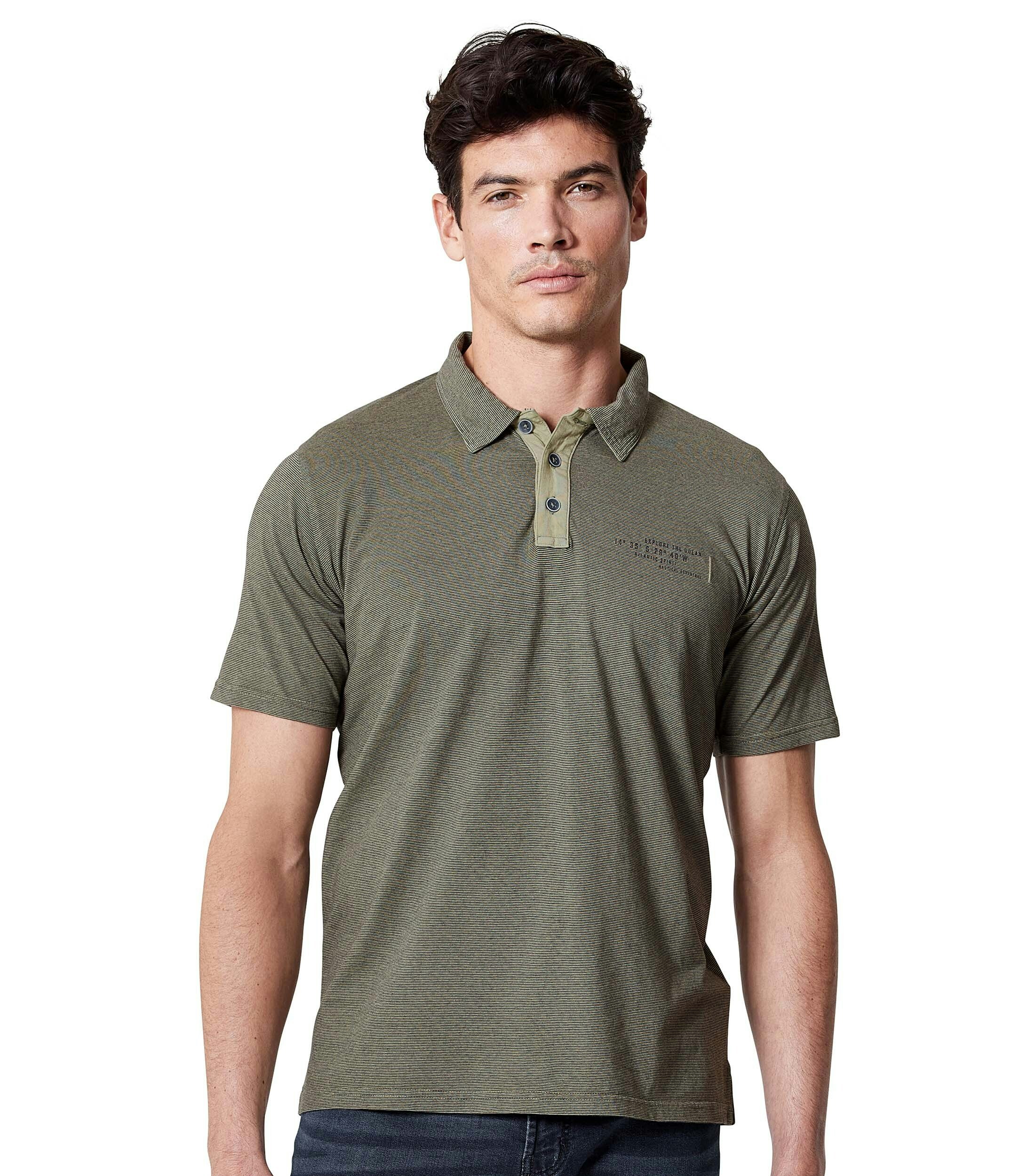 Ein Polo-Shirt im gestreift Muster in der Farbe Olive