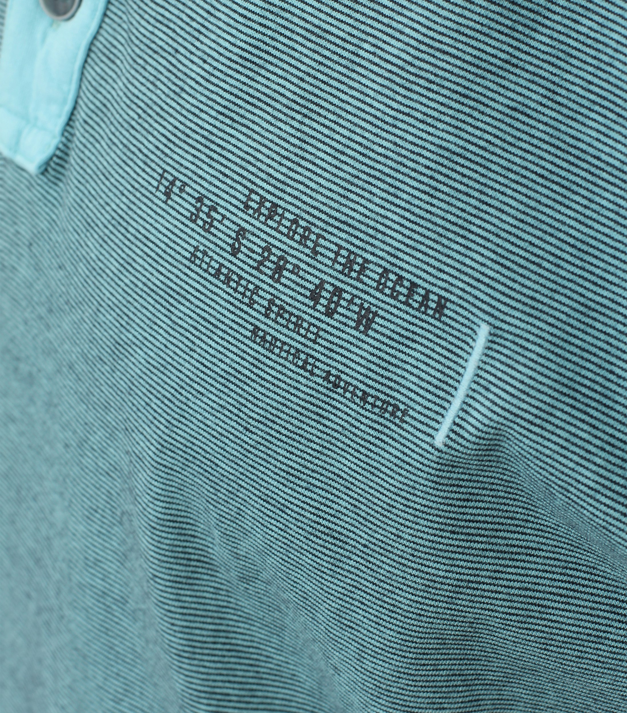 Ein Polo-Shirt im gestreift Muster in der Farbe Türkis