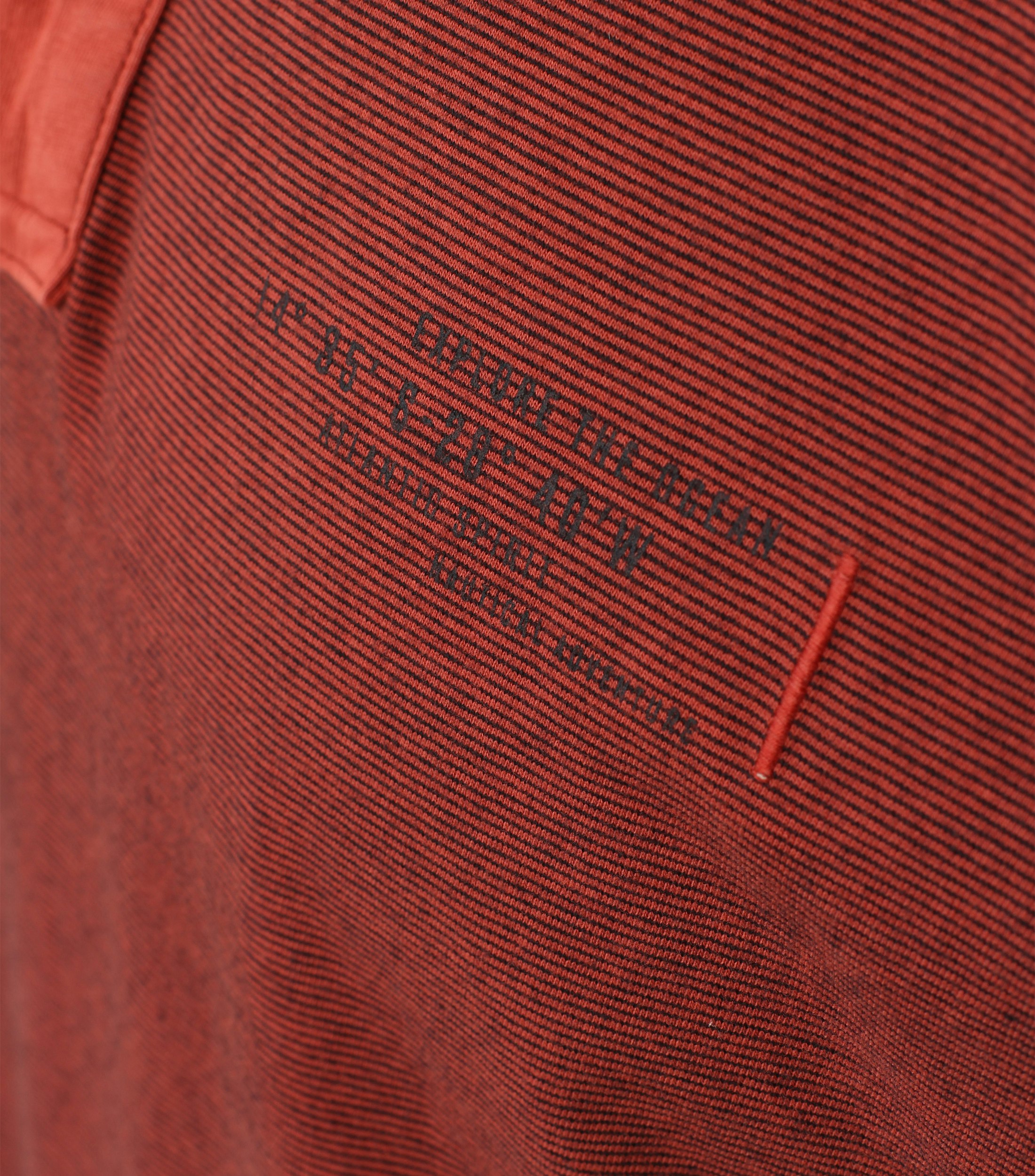 Ein Polo-Shirt im gestreift Muster in der Farbe Dunkelorange