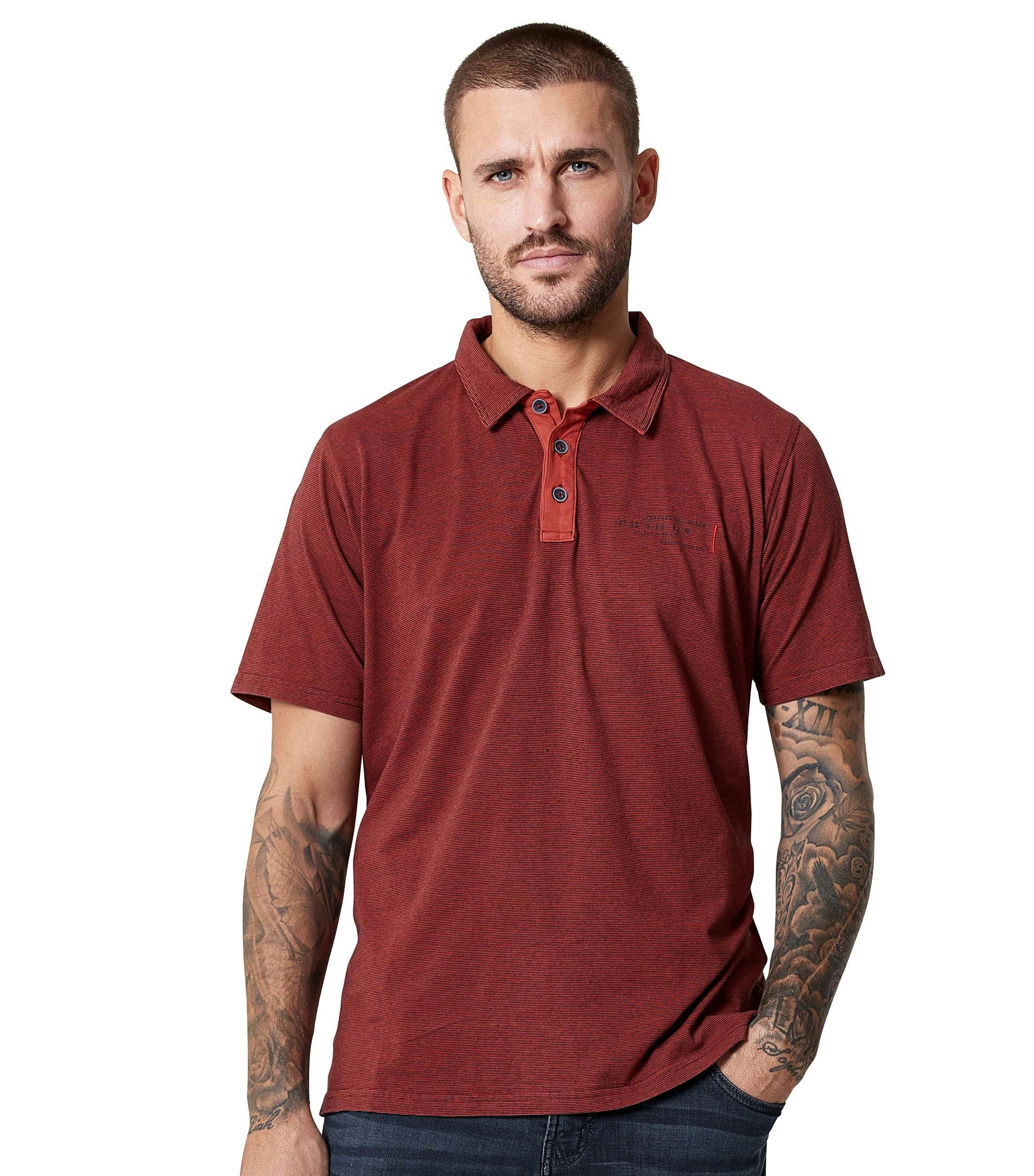 Ein Polo-Shirt im gestreift Muster in der Farbe Dunkelorange