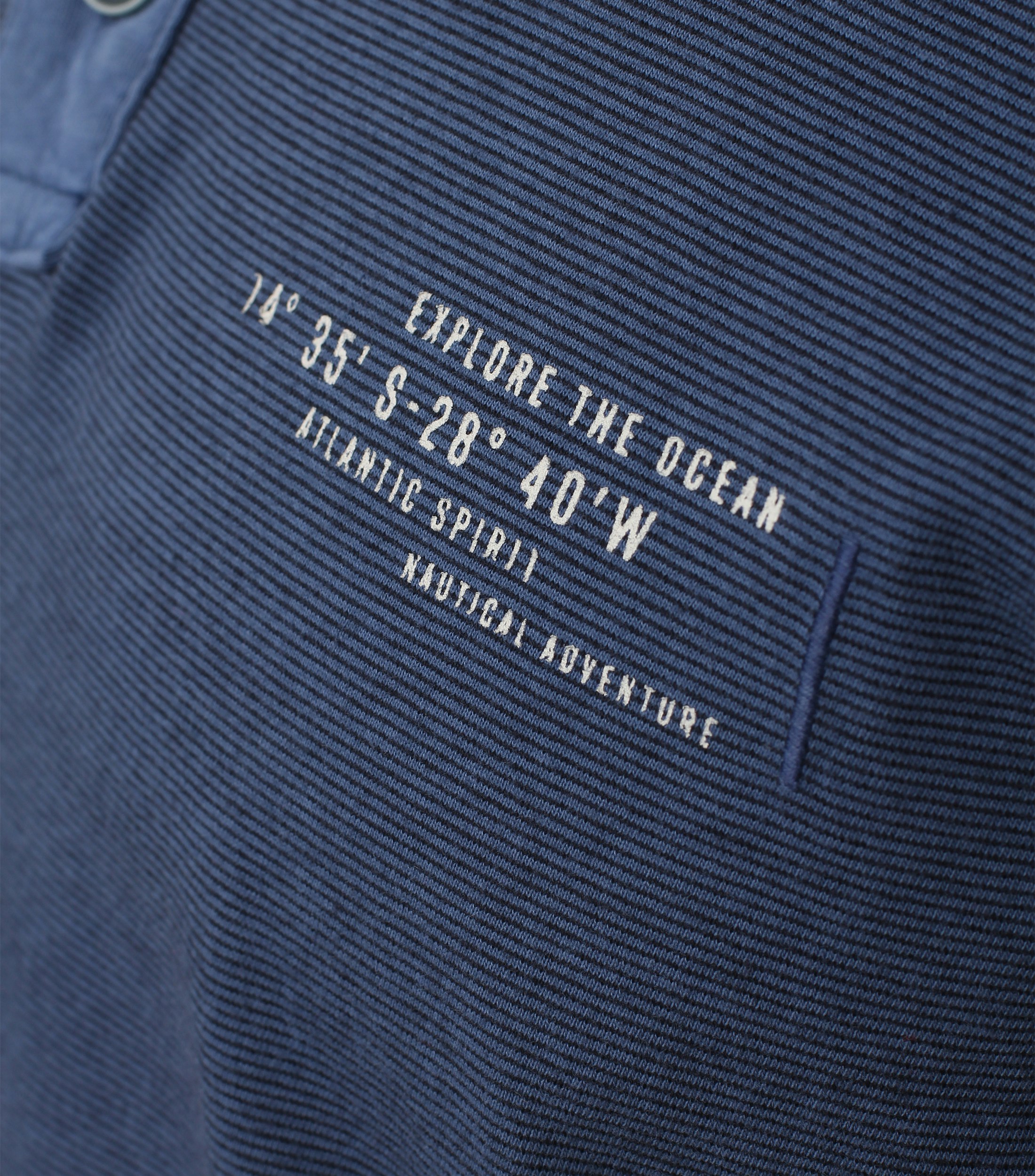 Ein Polo-Shirt im gestreift Muster in der Farbe Dunkelblau