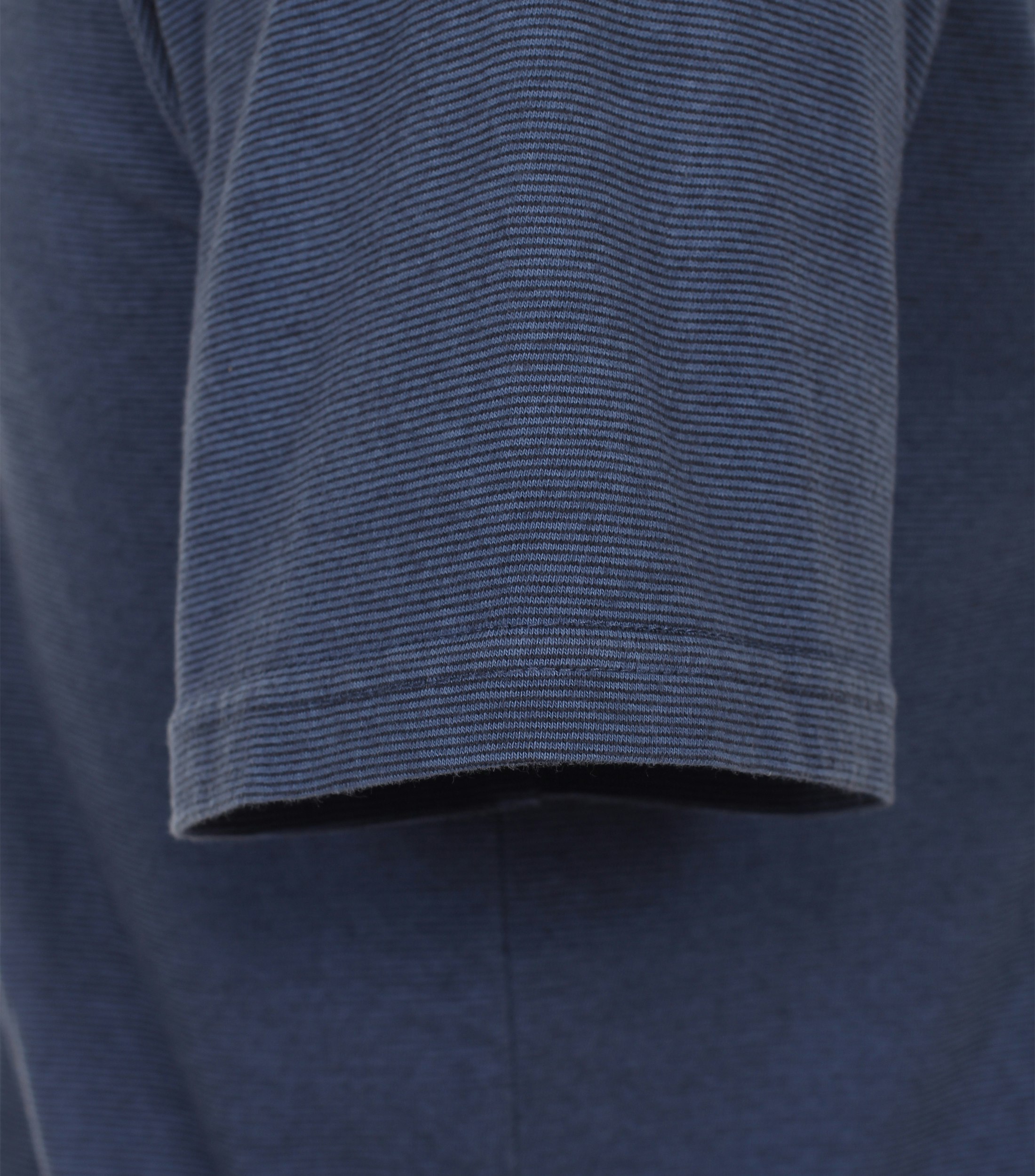 Ein Polo-Shirt im gestreift Muster in der Farbe Dunkelblau