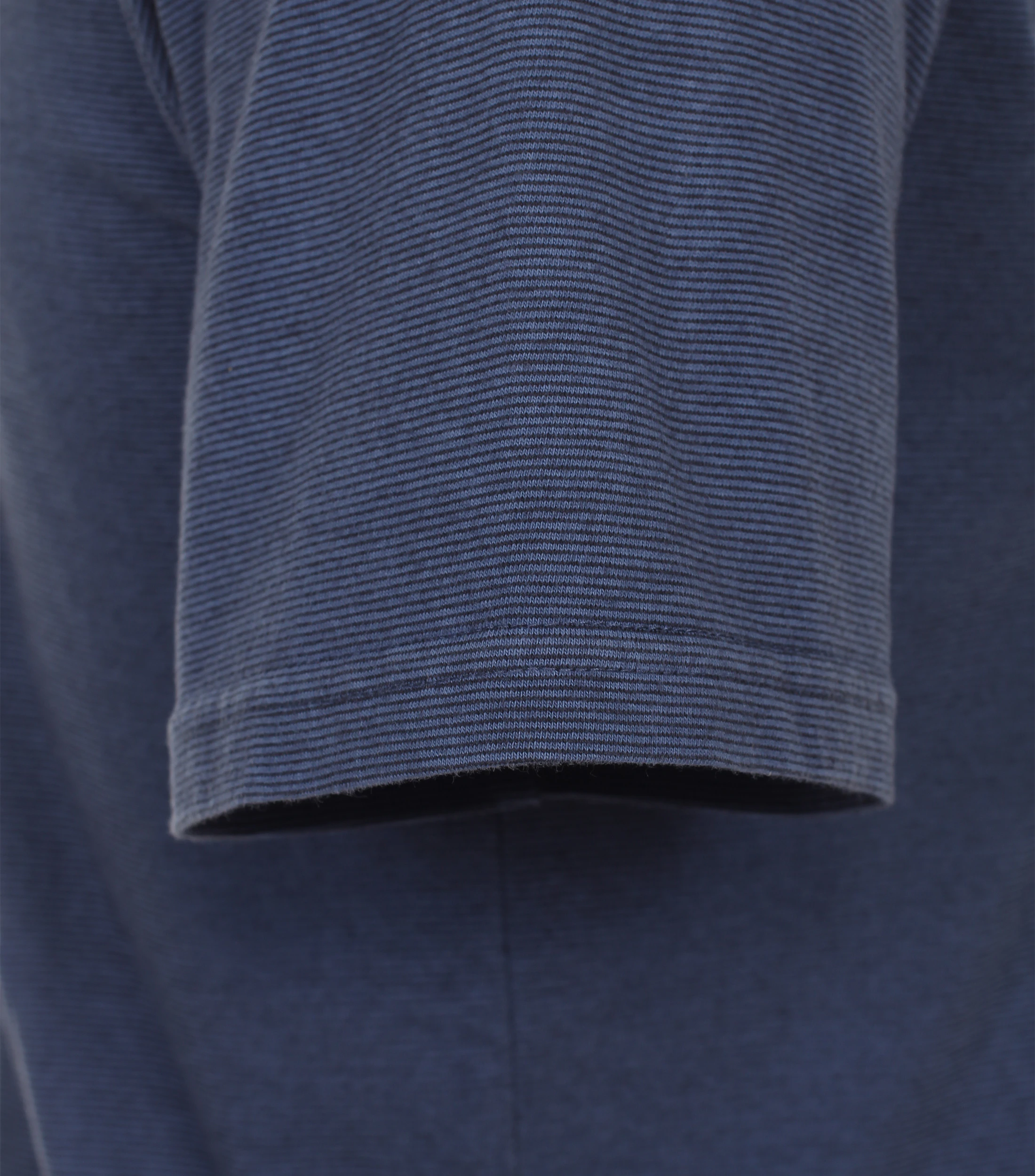 Polo-Shirt im gestreiften Muster in der Farbe Dunkelblau