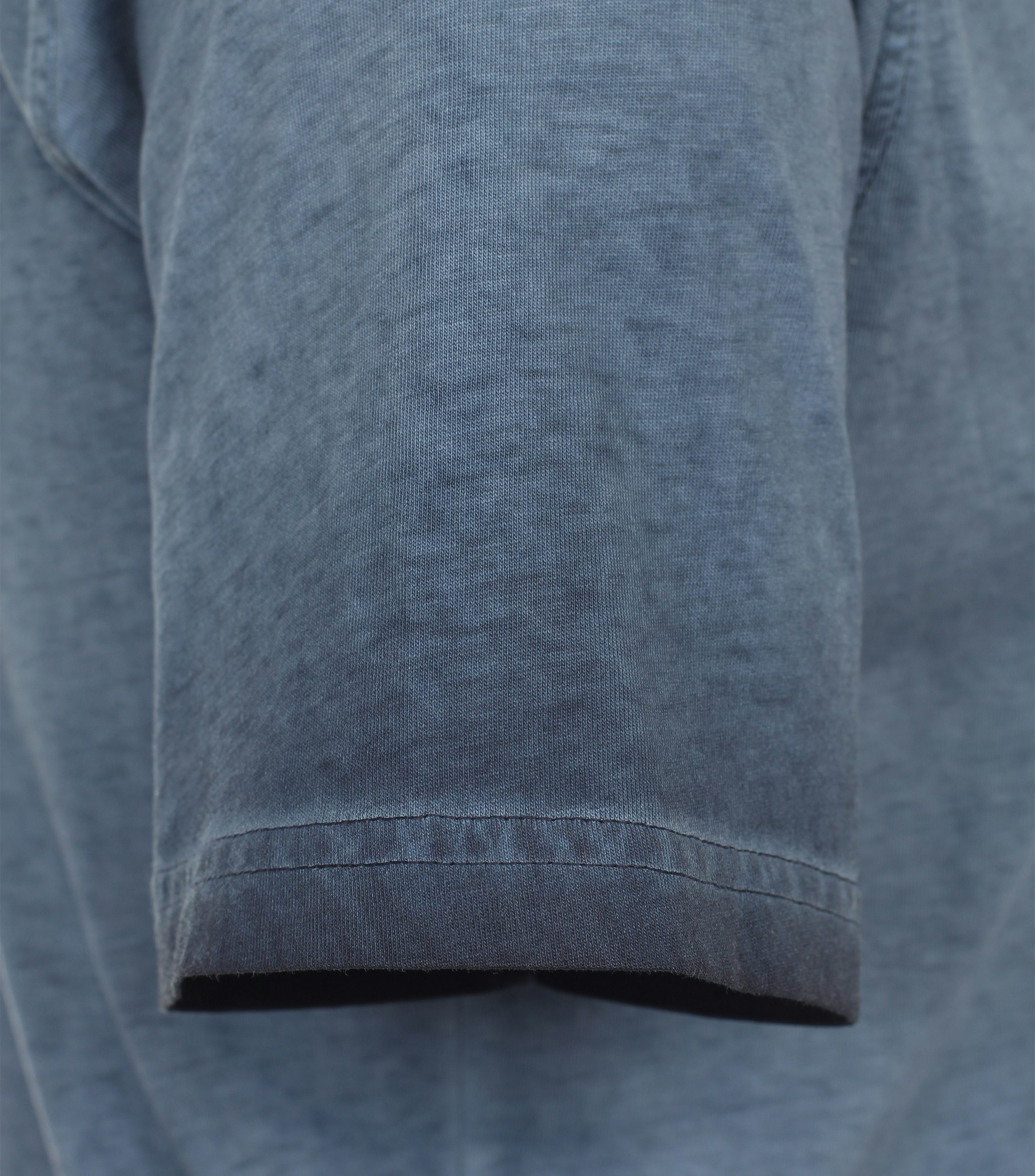 Ein T-Shirt im uni Muster in der Farbe Mittelblau