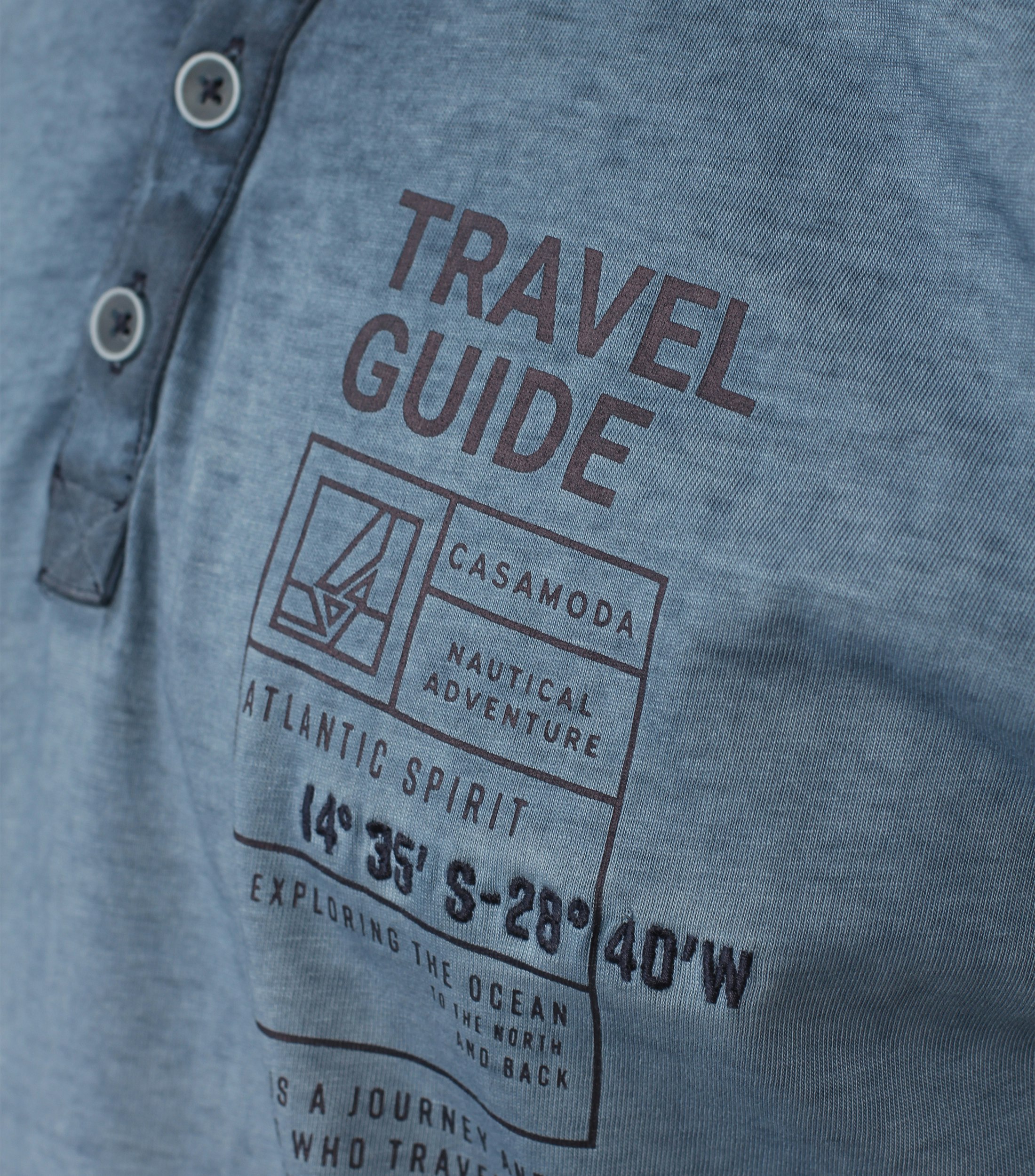 Ein T-Shirt im uni Muster in der Farbe Mittelblau