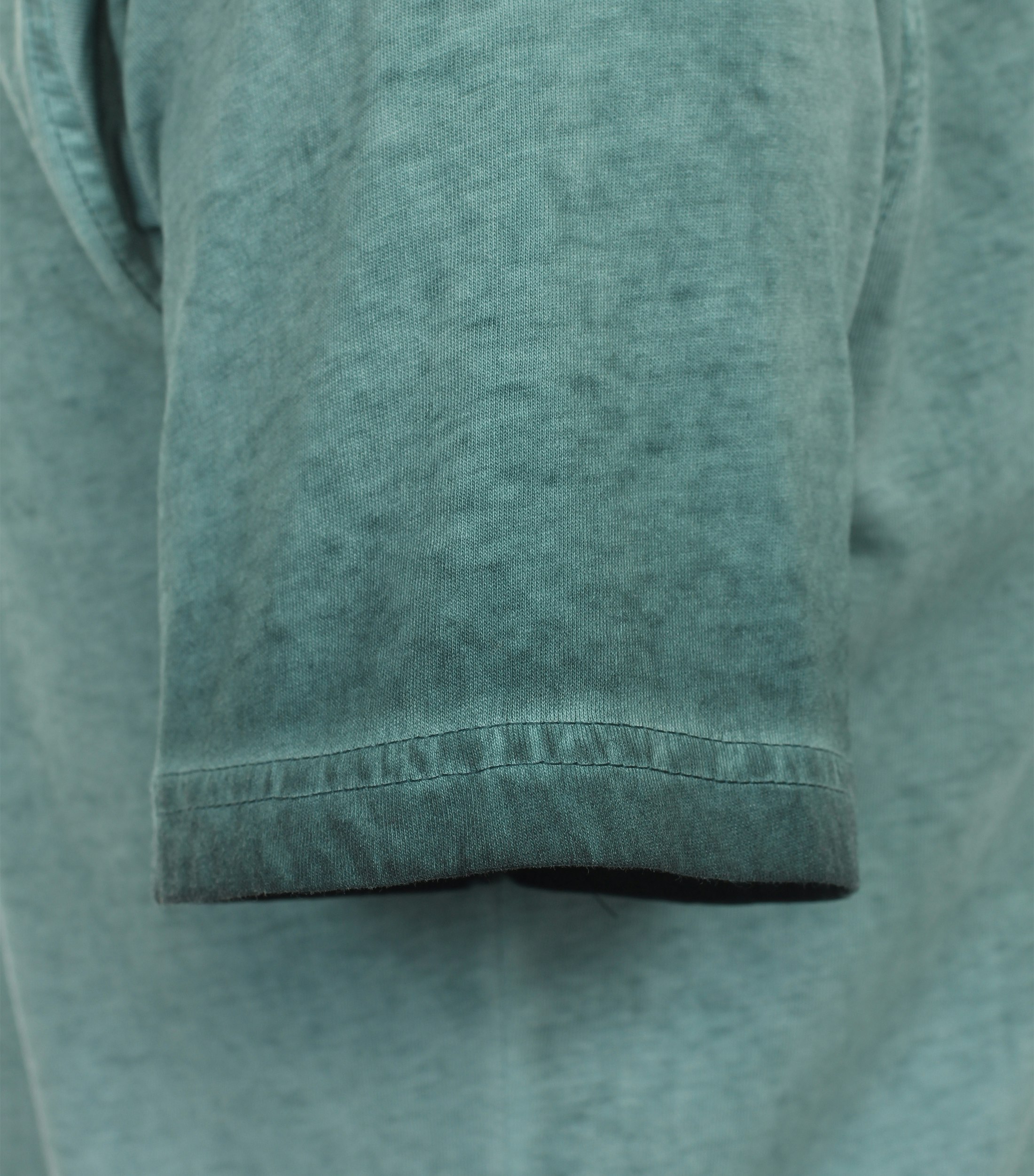 Ein T-Shirt im uni Muster in der Farbe Türkis