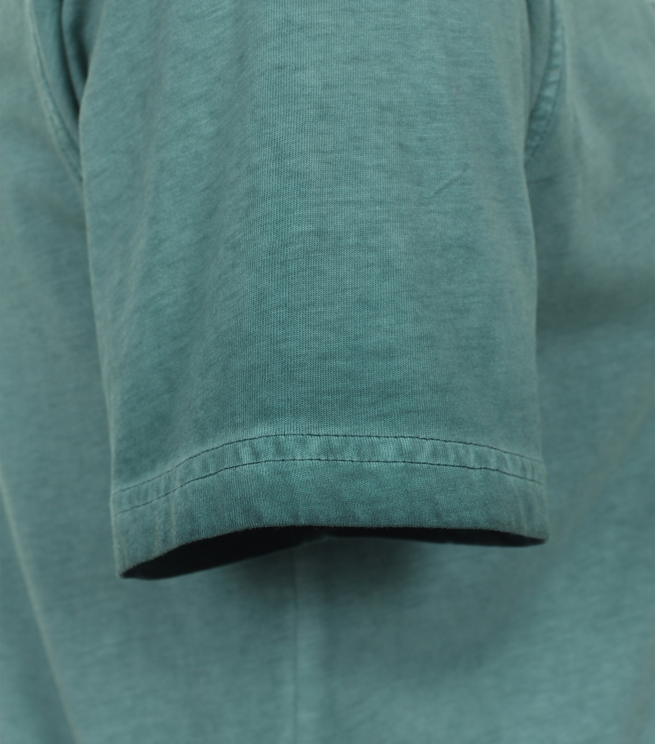 Ein T-Shirt im uni Muster in der Farbe Türkis