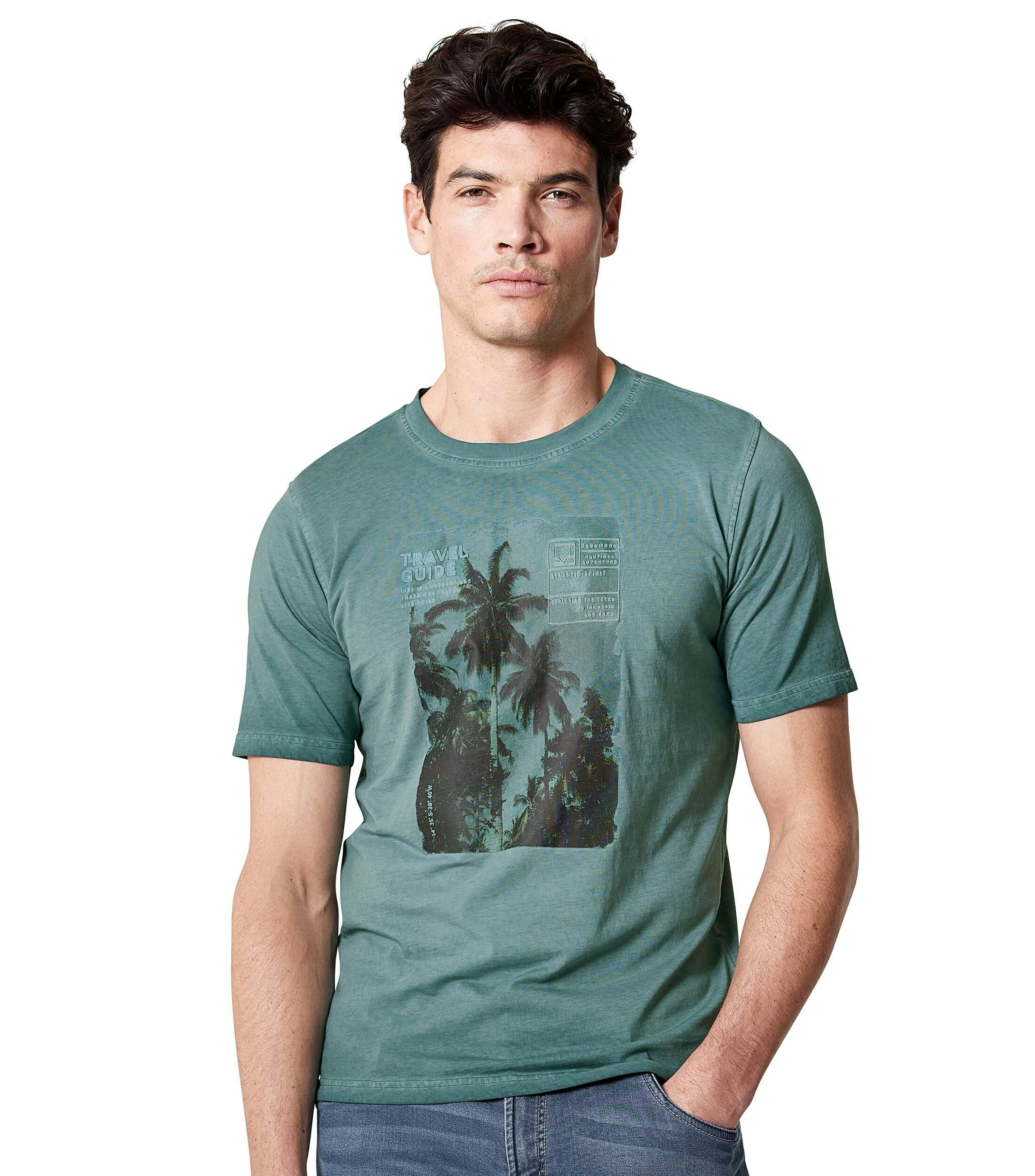 Ein T-Shirt im uni Muster in der Farbe Türkis