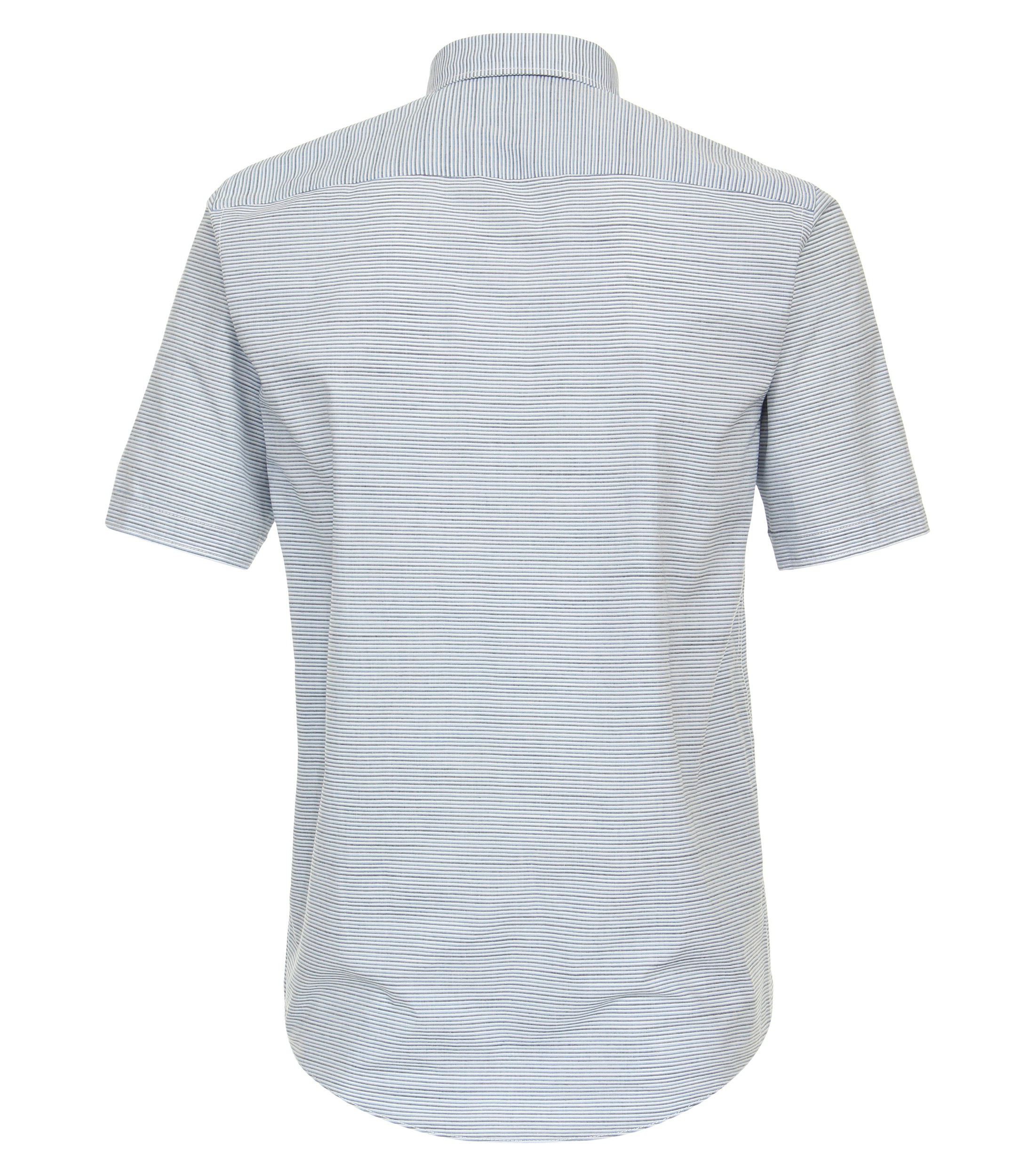 Ein Freizeithemd im gestreift Muster in der Farbe Hellblau