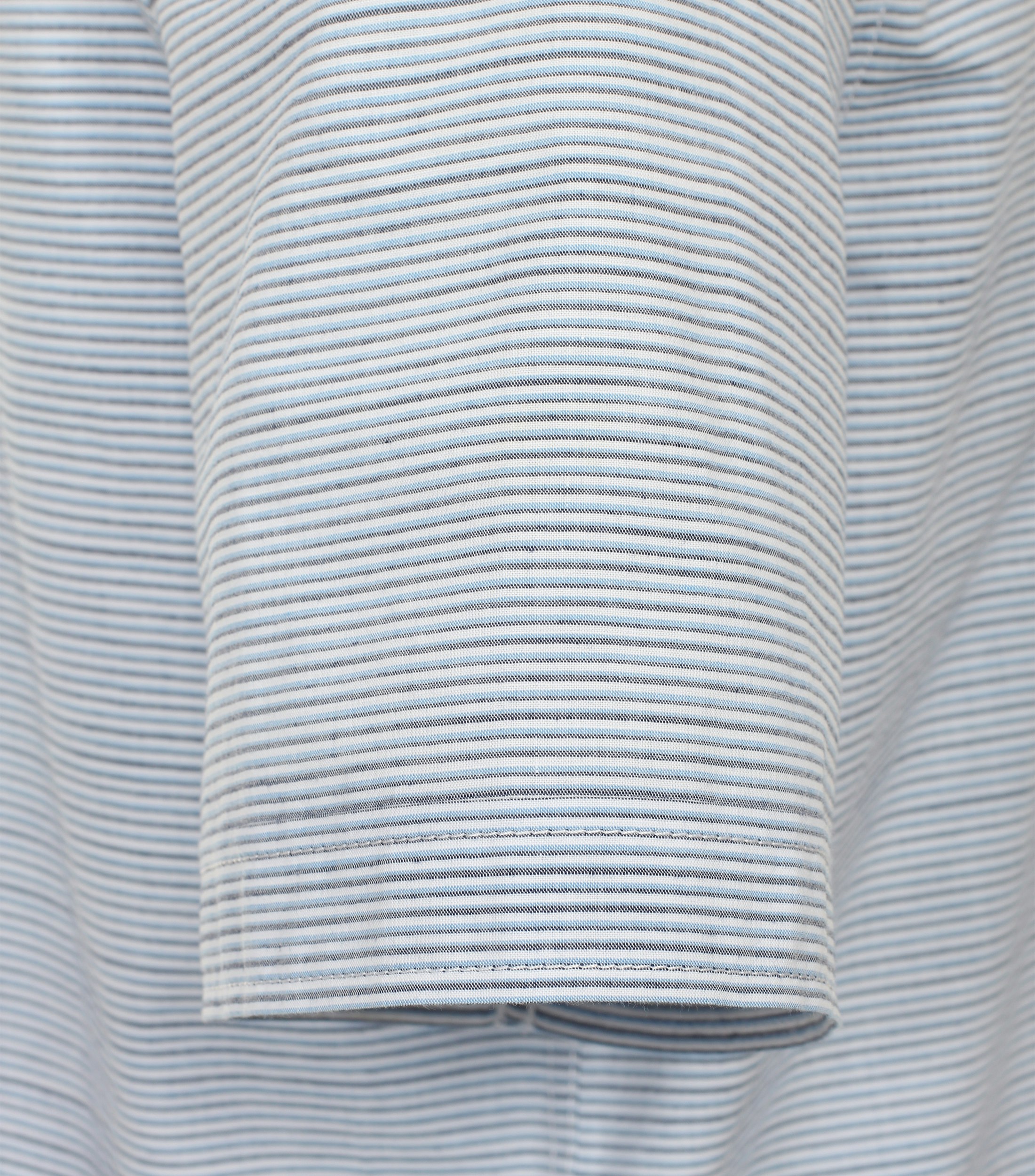 Ein Freizeithemd im gestreift Muster in der Farbe Hellblau