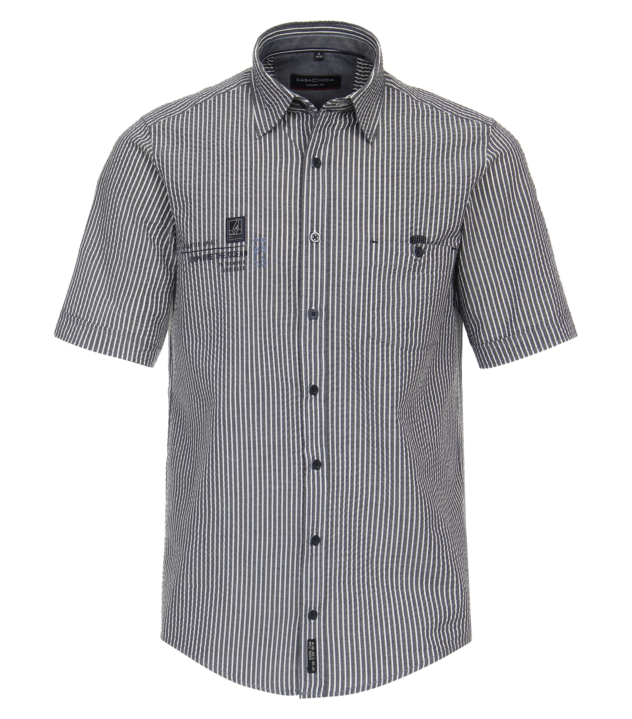 Ein Freizeithemd im gestreift Muster in der Farbe Mittelblau