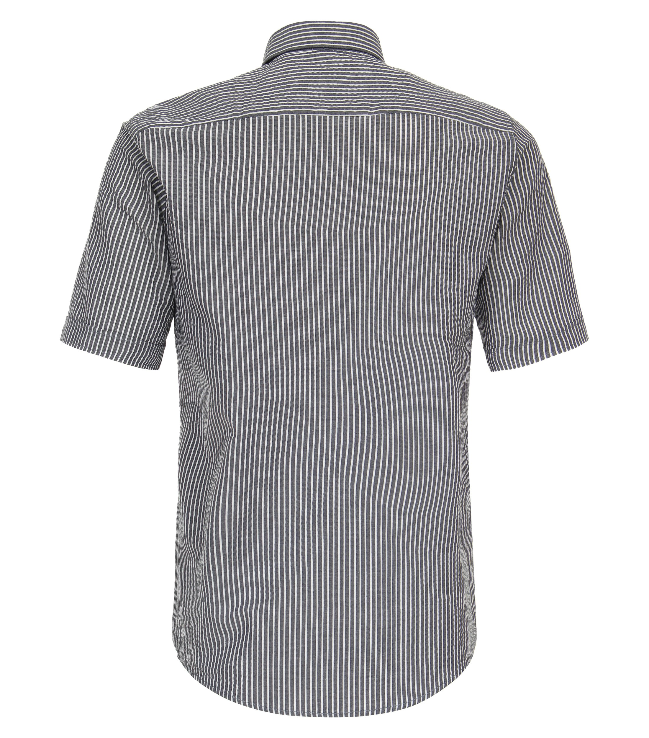 Ein Freizeithemd im gestreift Muster in der Farbe Mittelblau