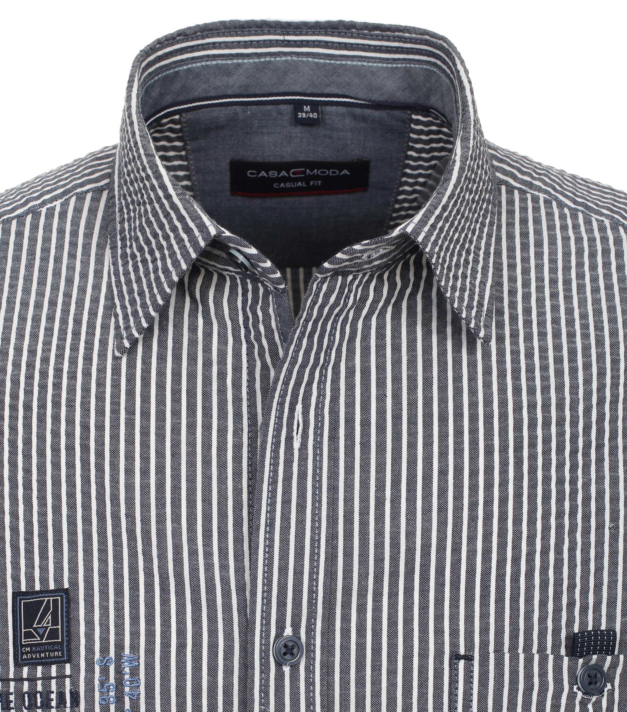 Ein Freizeithemd im gestreift Muster in der Farbe Mittelblau