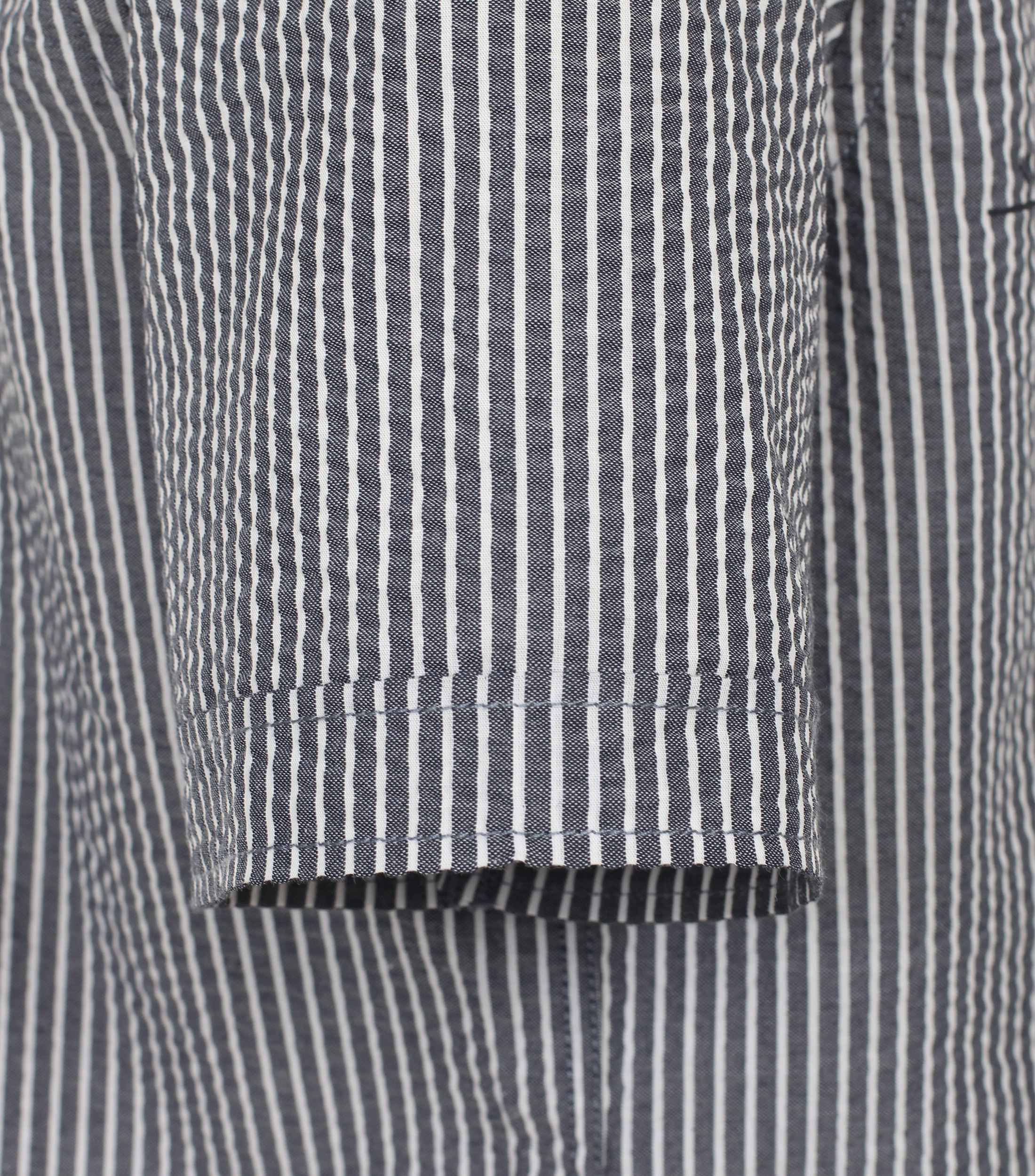 Ein Freizeithemd im gestreift Muster in der Farbe Mittelblau