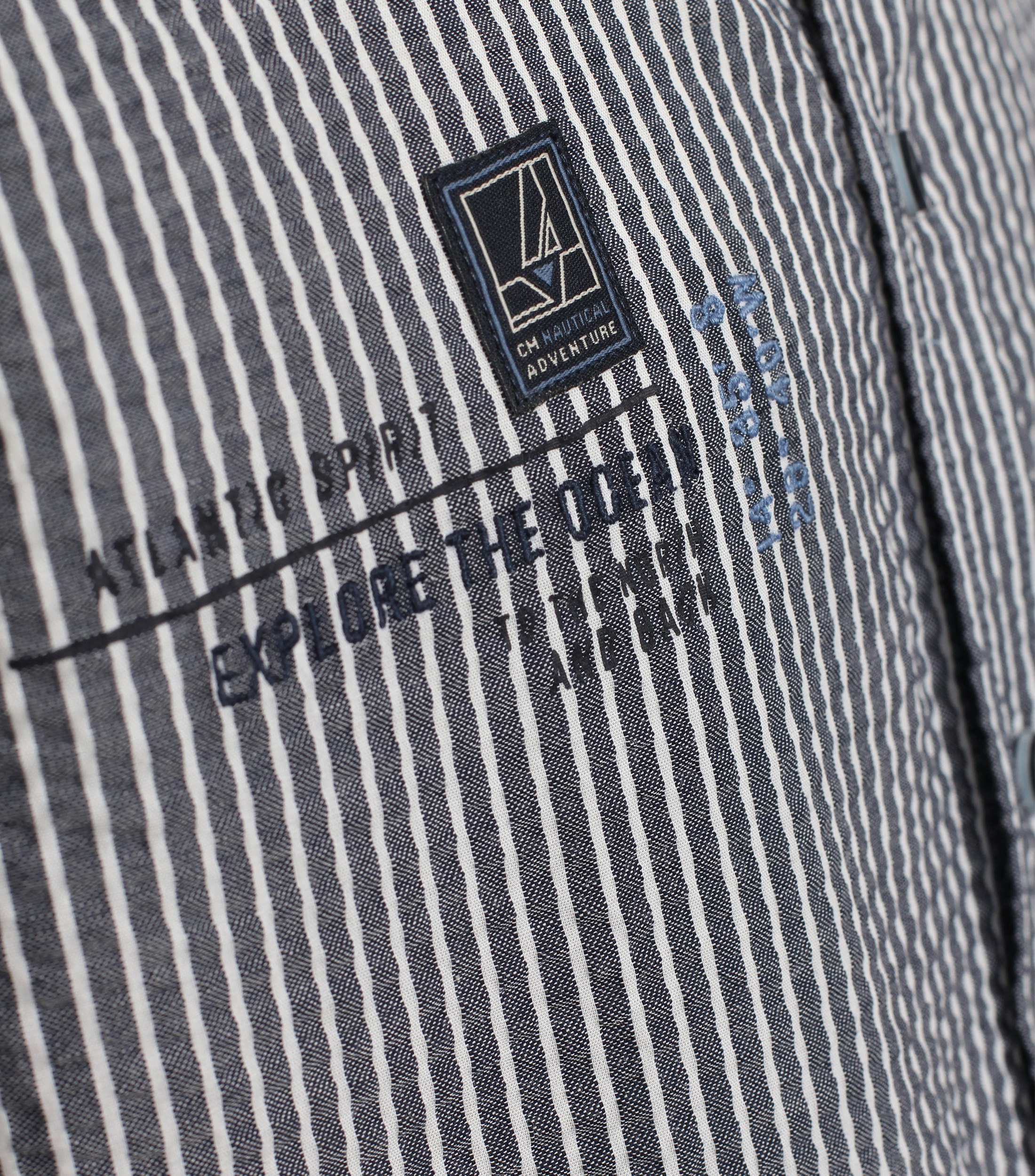 Ein Freizeithemd im gestreift Muster in der Farbe Mittelblau