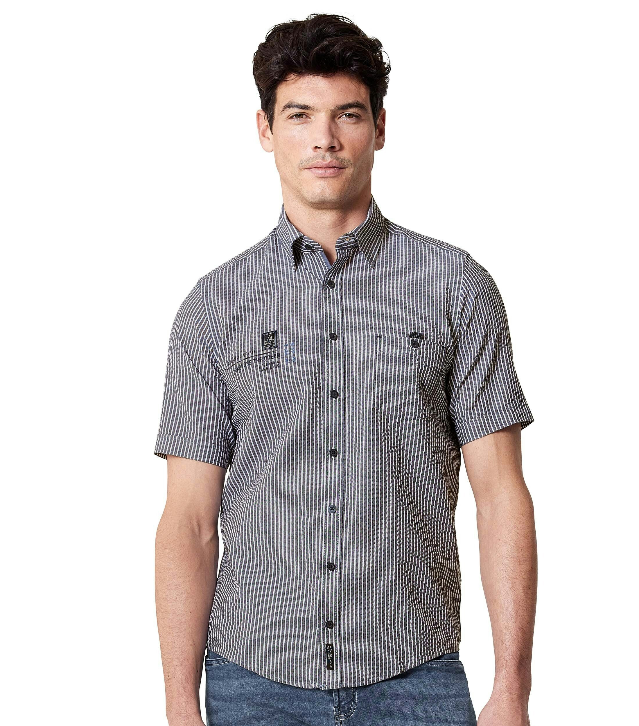 Ein Freizeithemd im gestreift Muster in der Farbe Mittelblau