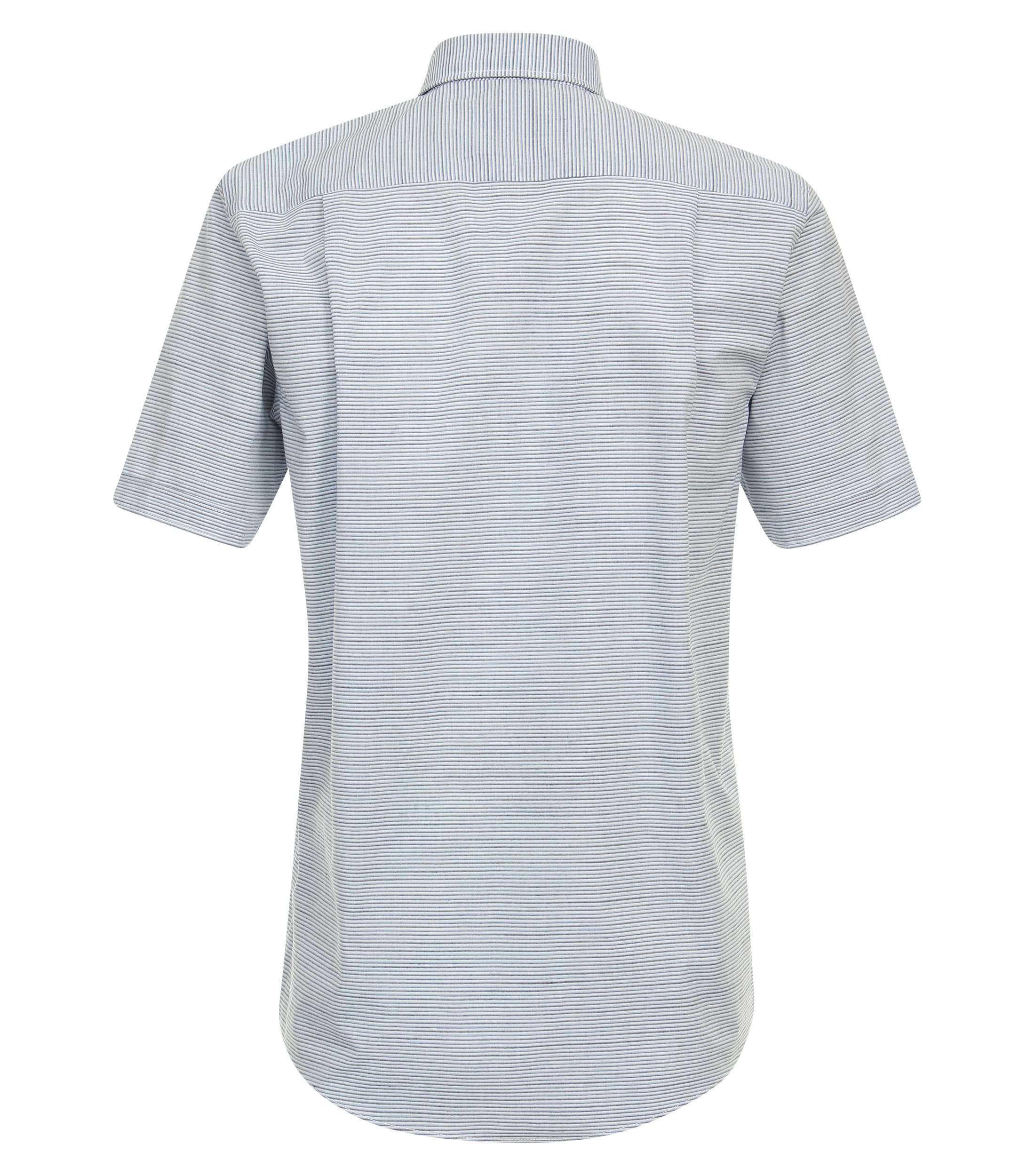 Ein Freizeithemd im gestreift Muster in der Farbe Hellblau