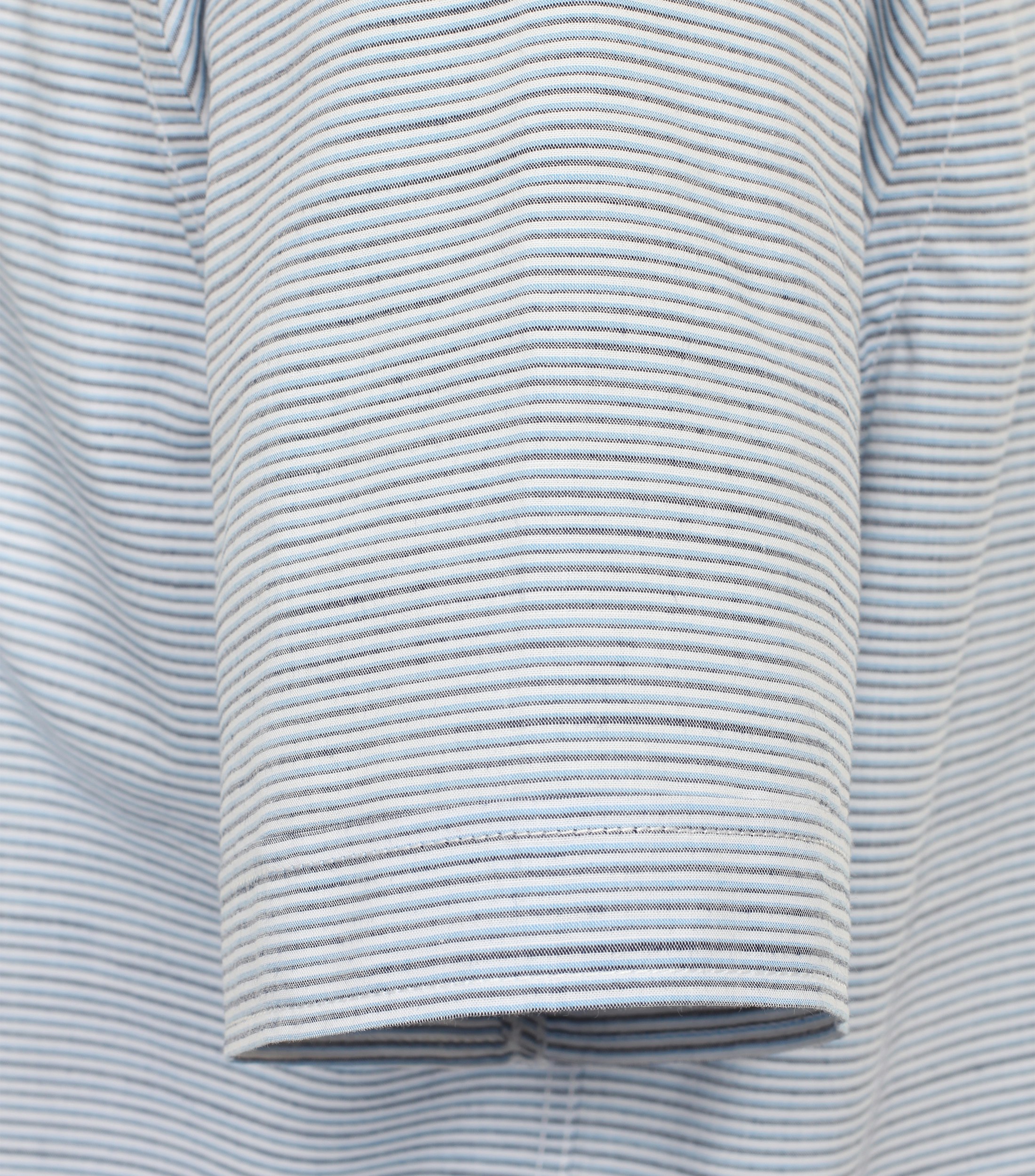 Ein Freizeithemd im gestreift Muster in der Farbe Hellblau