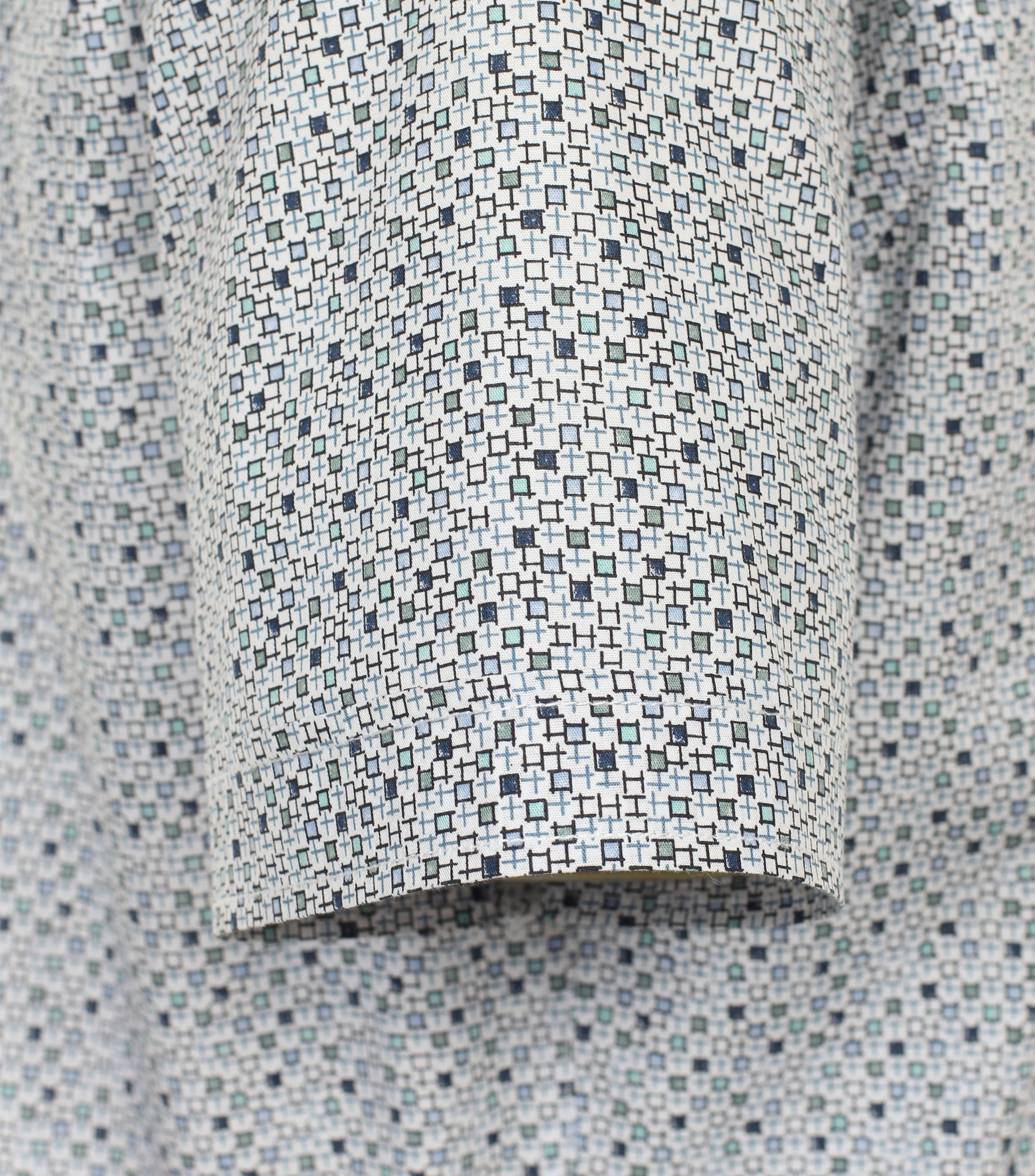 Ein Freizeithemd im Print Muster in der Farbe Mittelblau