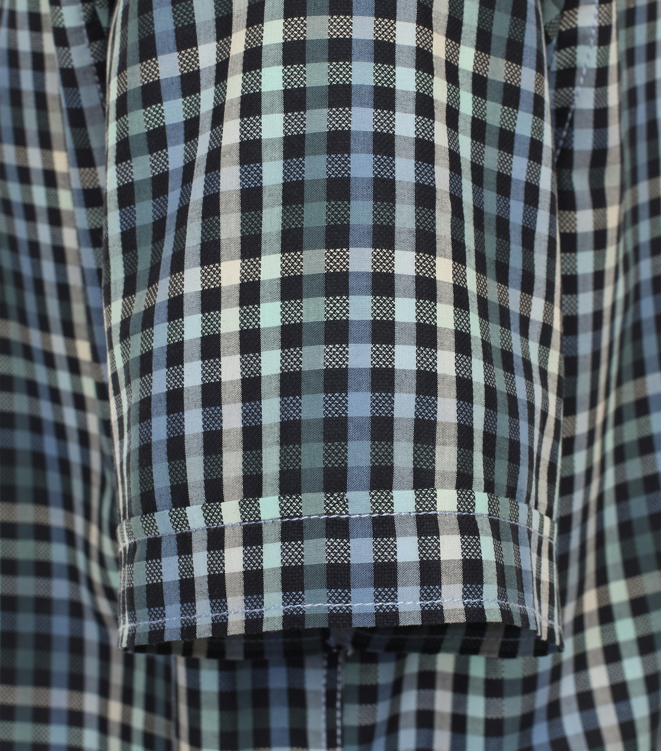 Ein Freizeithemd im kariert Muster in der Farbe Dunkelblau