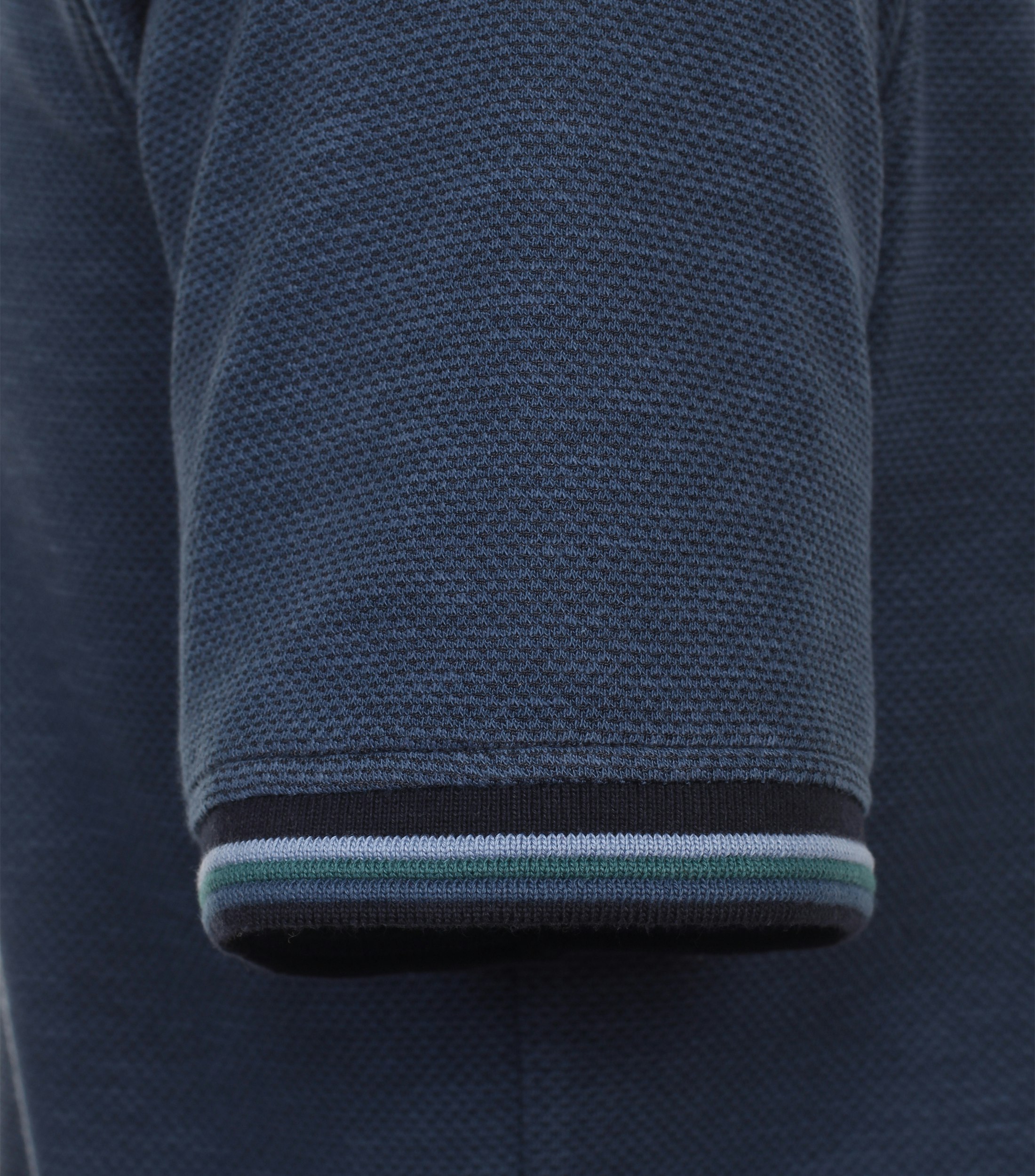 Ein Polo-Shirt im uni Muster in der Farbe Dunkelblau