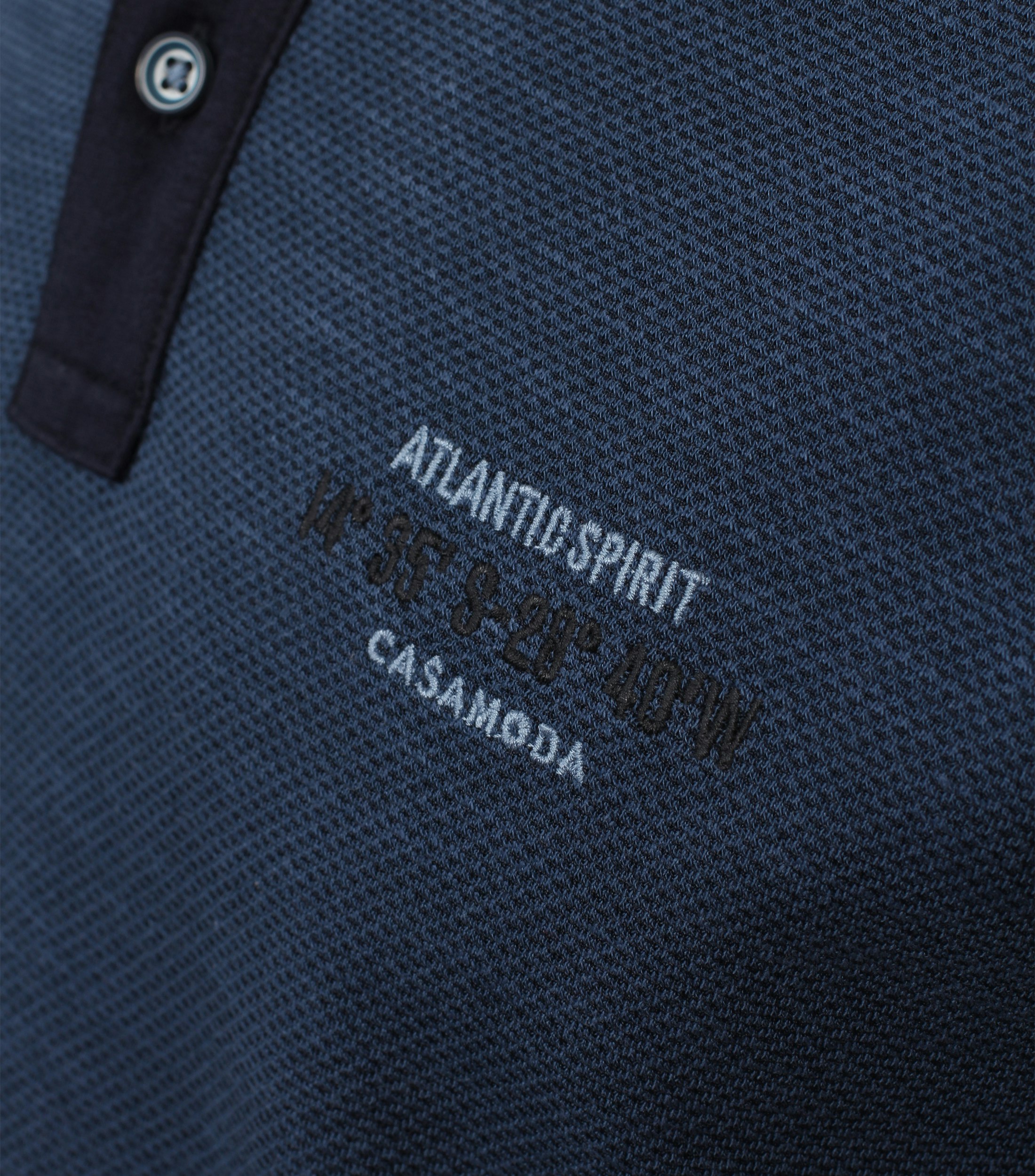 Ein Polo-Shirt im uni Muster in der Farbe Dunkelblau