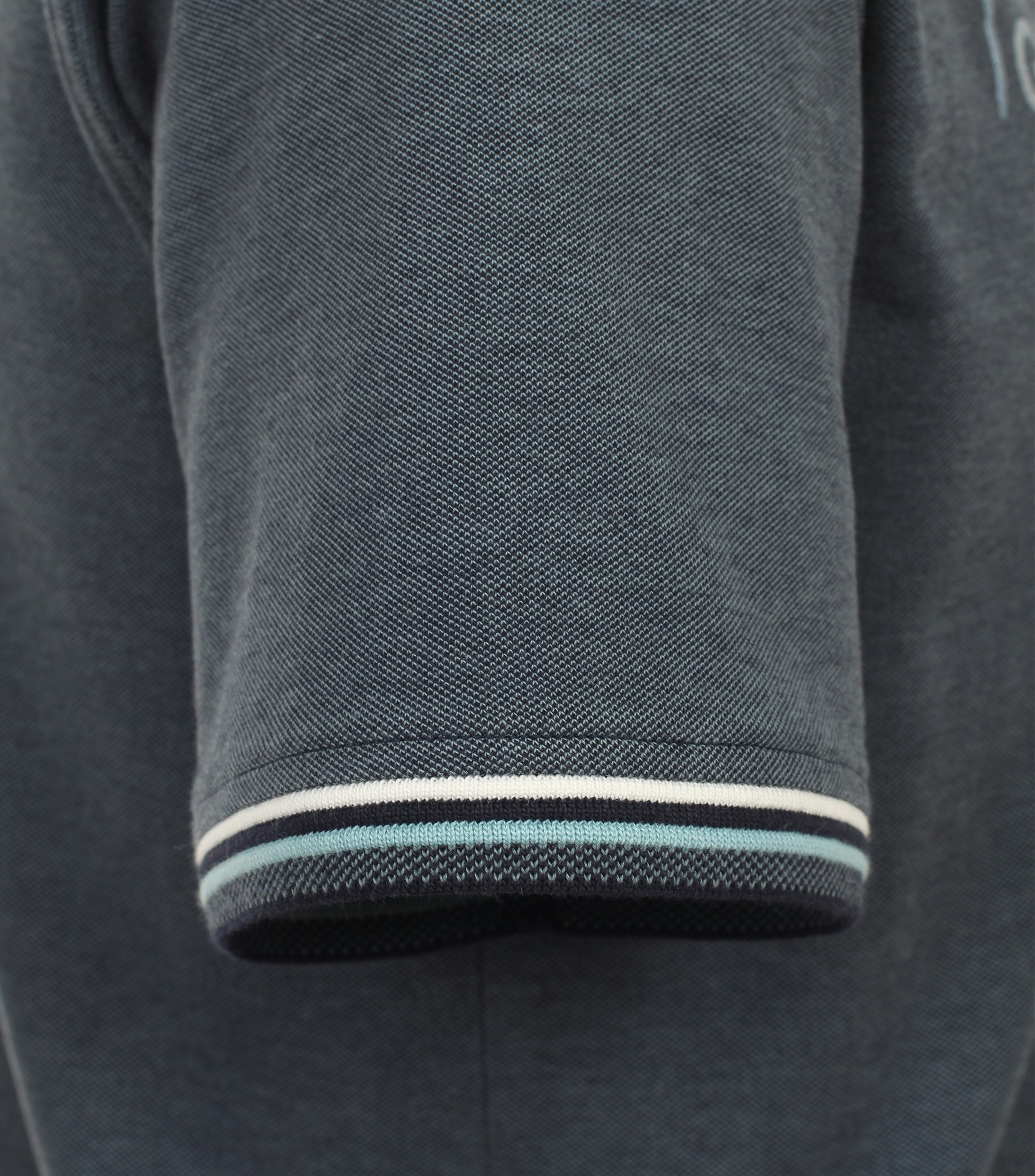 Ein Polo-Shirt im uni Muster in der Farbe Türkis